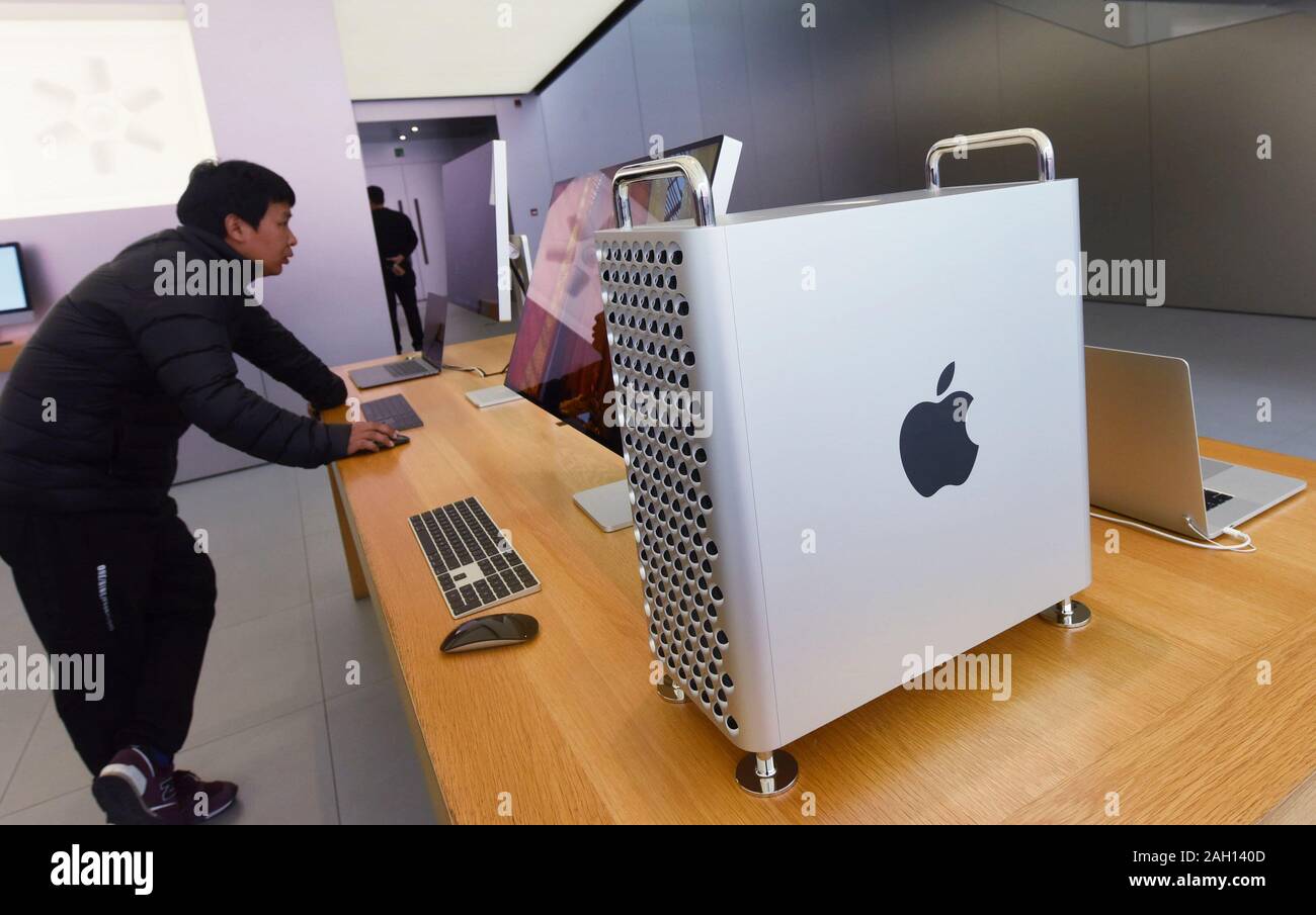 Un nouvel ordinateur de bureau Apple Mac Pro et un affichage Pro d'Apple  sont à l'écran moniteur XDR dans un Apple Store dans la ville de Hangzhou,  Zhejiang en Chine de l'est