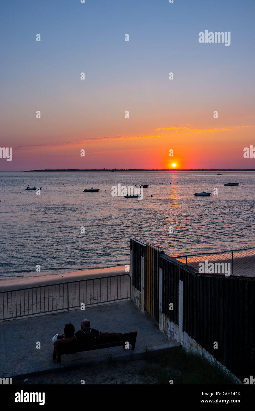Soleil qui se reflète dans la mer calme avec beaucoup de petits bateaux Banque D'Images