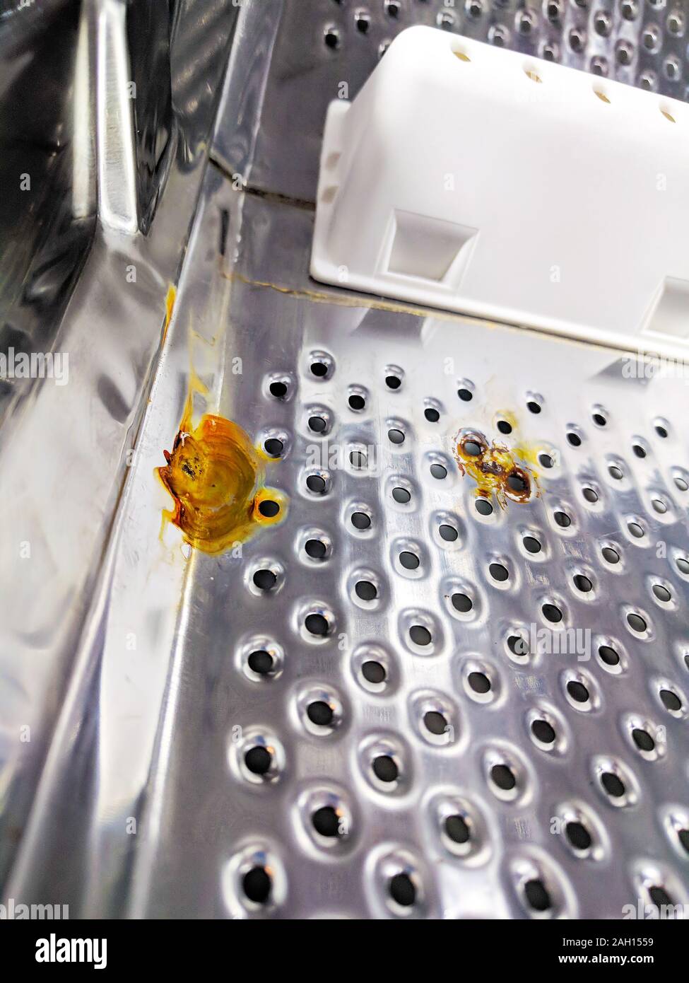 La rouille sur le tambour de la nouvelle machine à laver Banque D'Images