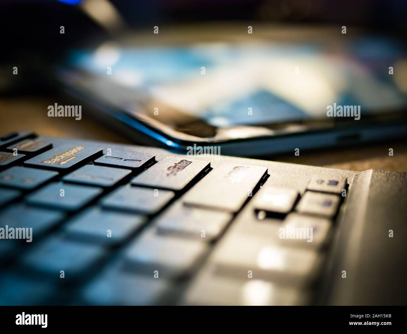 Clavier et tablette sur une table en bois. Profondeur de champ Banque D'Images