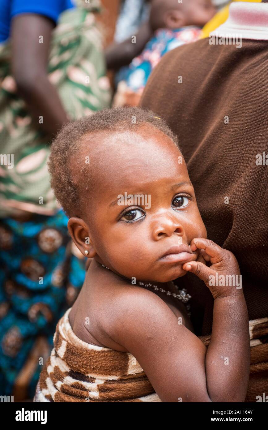 Le Benin Ketou Bebe En Chale Carrying Baby Bebe Africain Chale L Aide De Bebe Photo Stock Alamy