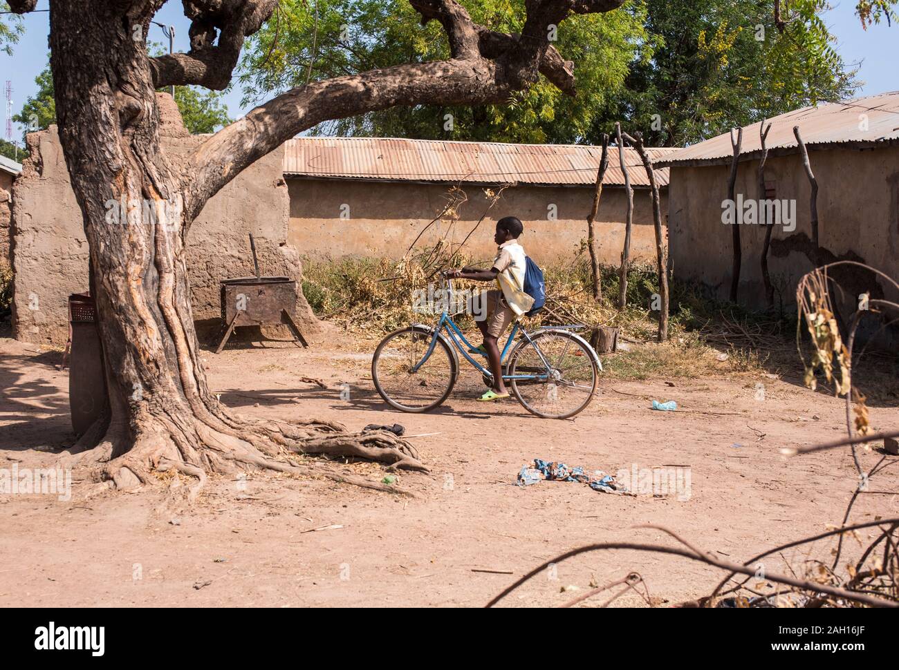 Le Bénin, Kandi, african boy, vélo, équitation, village africain Banque D'Images