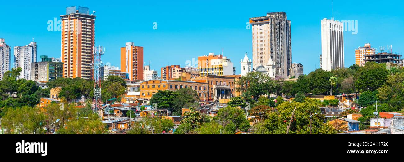 Gratte-ciel et des bâtiments de la ville, Asuncion, Paraguay. Paysage de ville Banque D'Images