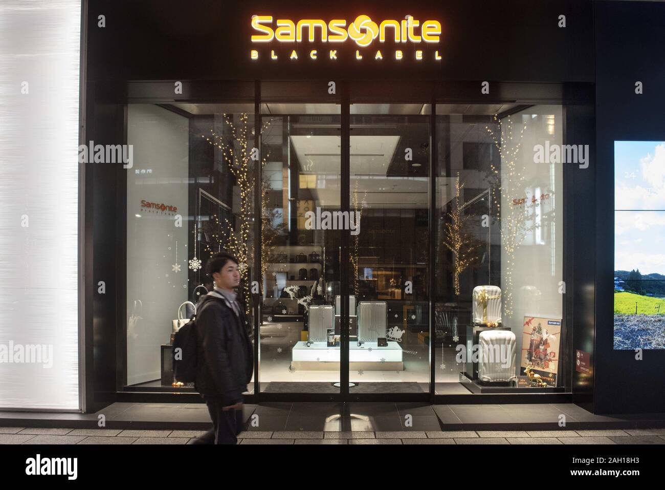 19 décembre 2019, le Japon : American Assurance fabricant et détaillant, Samsonite International S.A. store vu à Tokyo. (Crédit Image : © Budrul Chukrut/SOPA des images à l'aide de Zuma sur le fil) Banque D'Images