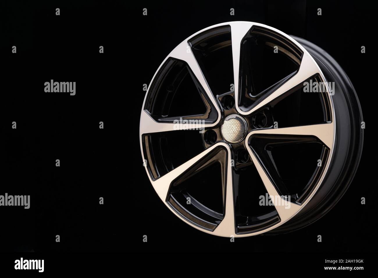 Disque en aluminium moderne de roues en alliage, close-up sur fond noir, de rayons et la jante. copy space Banque D'Images