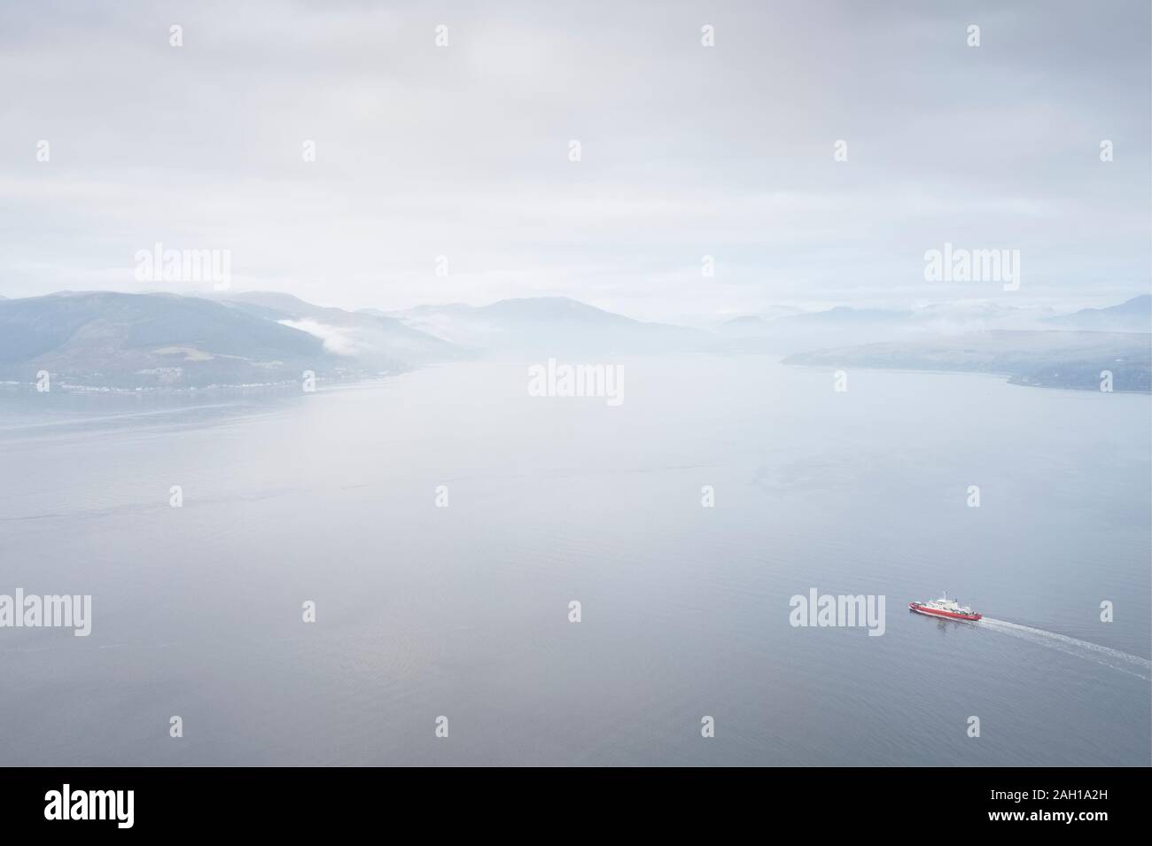 Bateau Ferry Crossing le vaste océan ouvert voyage croisière Vue aérienne de plus, pendant le temps de l'atmosphère de l'île de mer Ecosse UK Banque D'Images