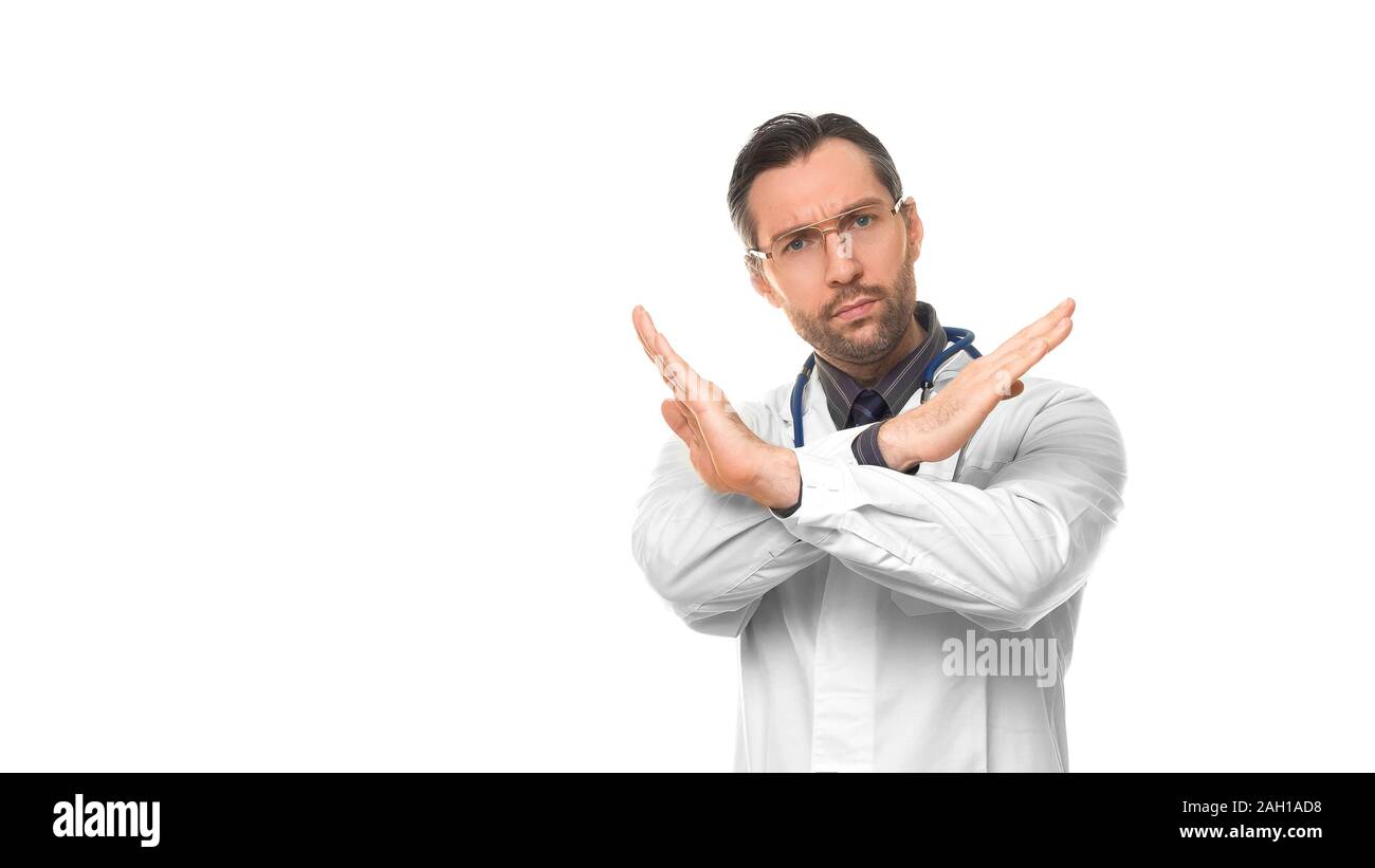 Médecin Homme montrant un panneau d'arrêt. Doctor showing stop avec ses mains croisées. Isolé sur blanc. Concept de soins de santé. Banque D'Images