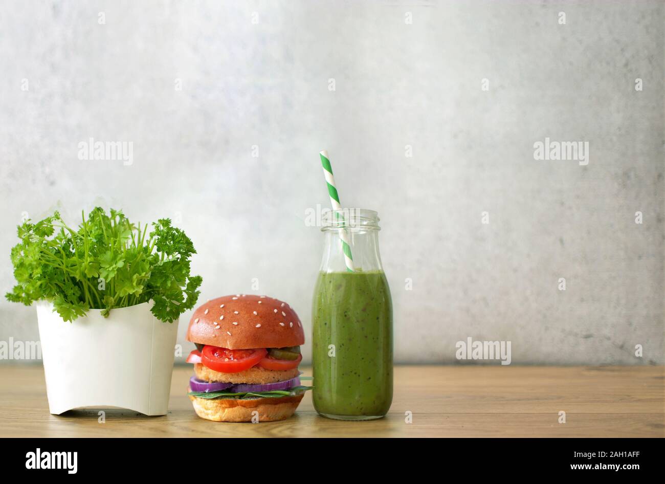 Burger brioche, salade de légumes et de smoothie dans un récipient de terre frites Banque D'Images