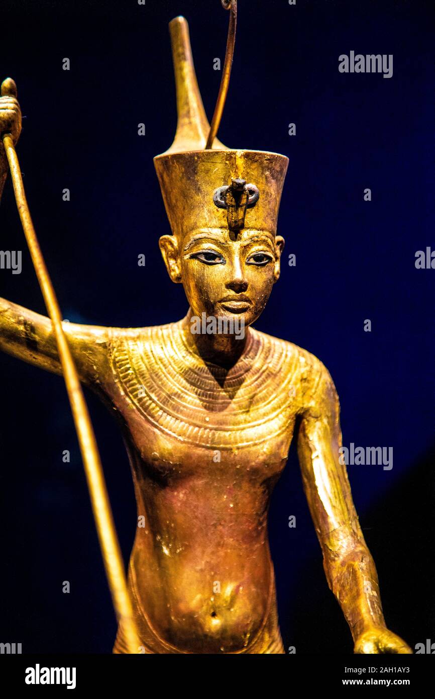 La figure en bois doré de Toutankhamon sur la yole, harpon jeter - trésors de Toutankhamon le pharaon d'or exposition à la Saatchi Gallery, Londres Banque D'Images