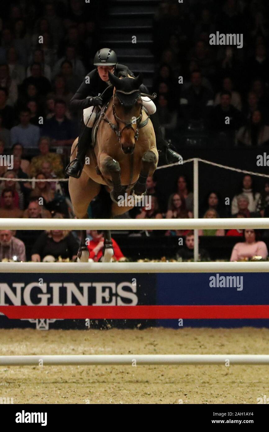 Londres, ANGLETERRE - 22 décembre Holly Smith rides coeurs pendant le destin la Turkish Airlines Olympia Grand Prix à Olympia, Londres, le dimanche 22 décembre 2019. (Crédit : Jon Bromley | MI News ) Banque D'Images