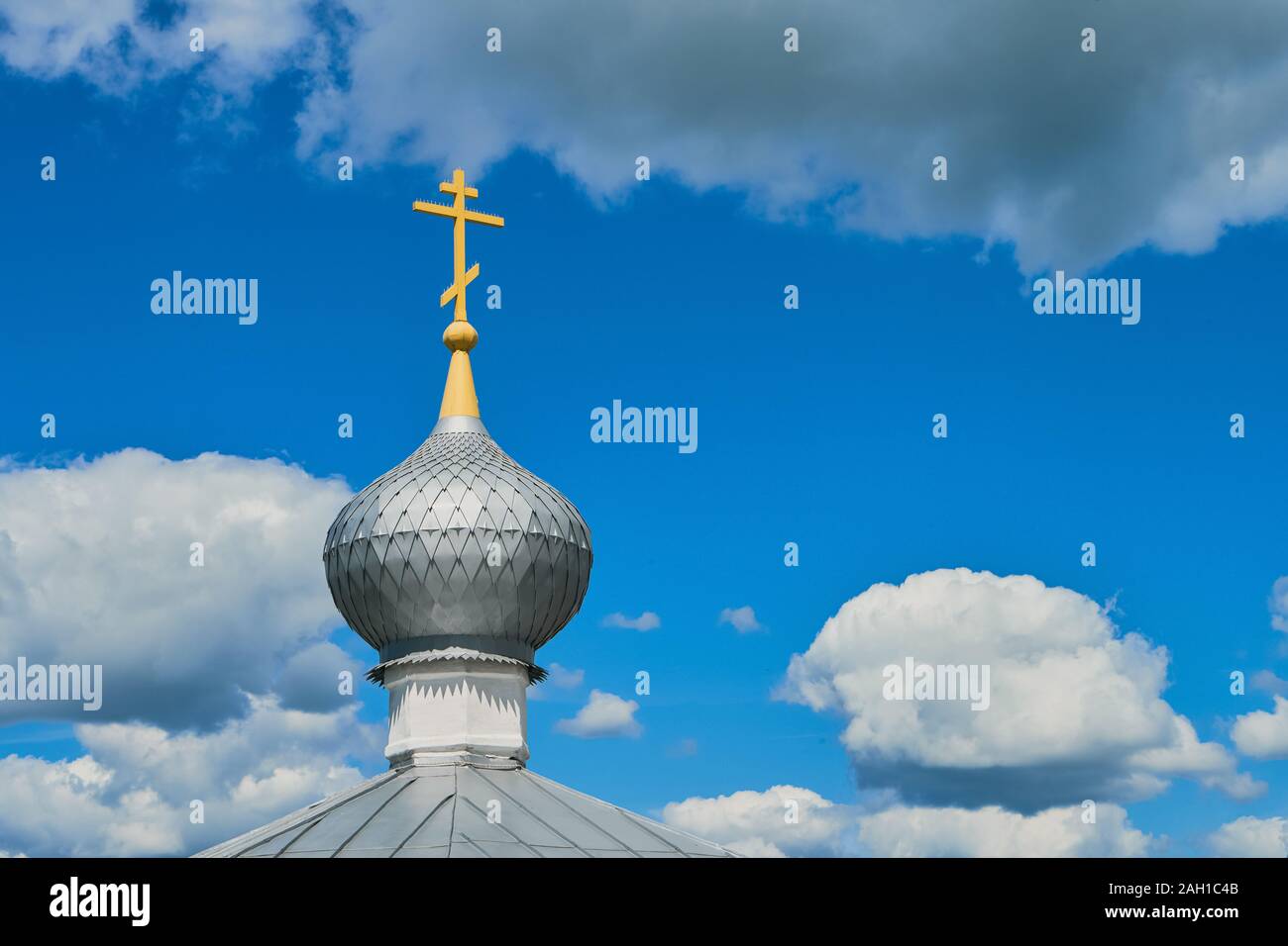 Le dôme de l'Église orthodoxe avec croix contre le ciel bleu. La Russie Banque D'Images