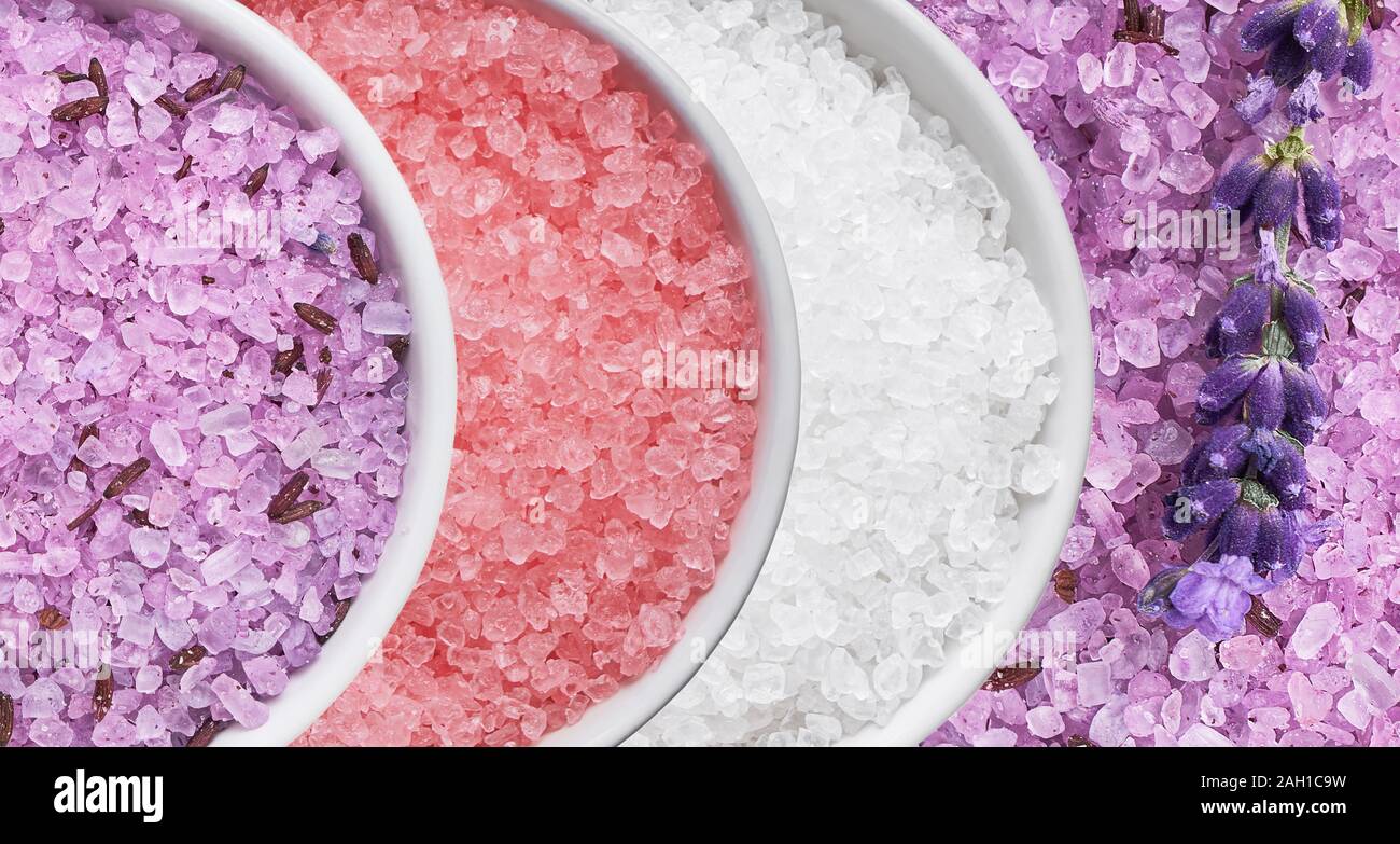 Photo Collage de sels de bain dans un bol. Vue d'en haut. Concept SPA. Banque D'Images
