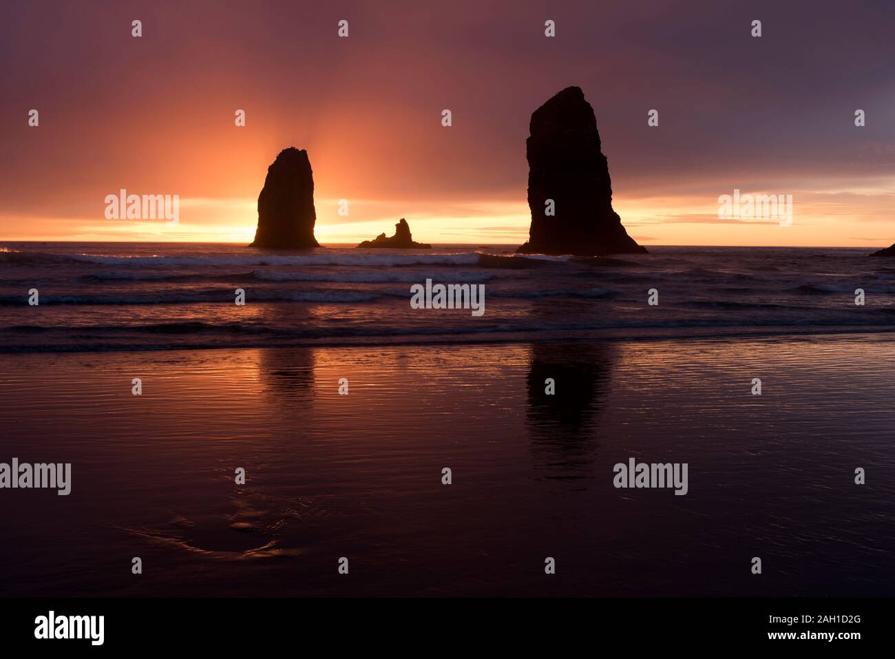 Coucher du soleil à Cannon Beach, Oregon Banque D'Images