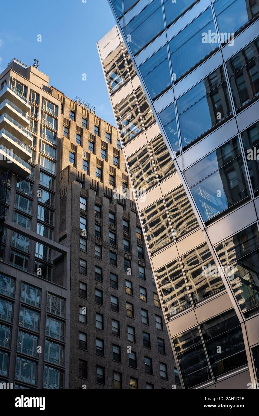 New York City - USA - 26 déc 2018 : vue Perspective de fragment de façade d'un immeuble moderne autour de Bryant Park Banque D'Images