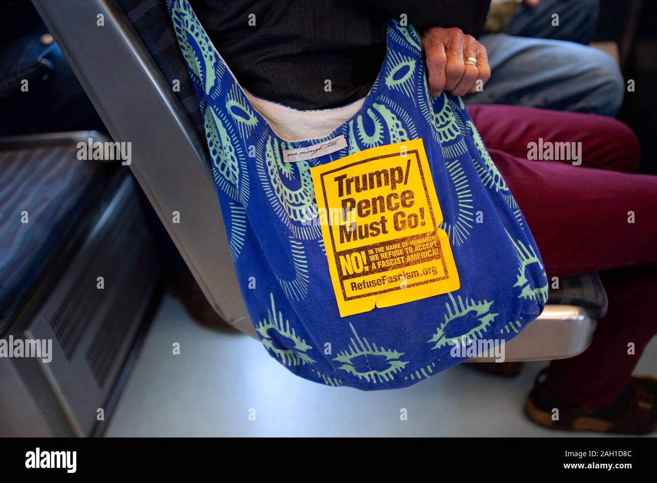 Sac à main avec anti-Trump autocollant. Banque D'Images