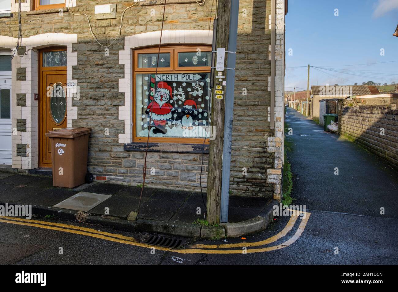 Directions pour le pôle Nord - une décoration de Noël peint dans une maison dans la fenêtre, dans le sud du Pays de Galles Bargoed Banque D'Images