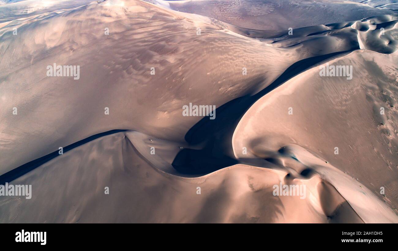 La forme des dunes de sable dans le désert de LUT Banque D'Images