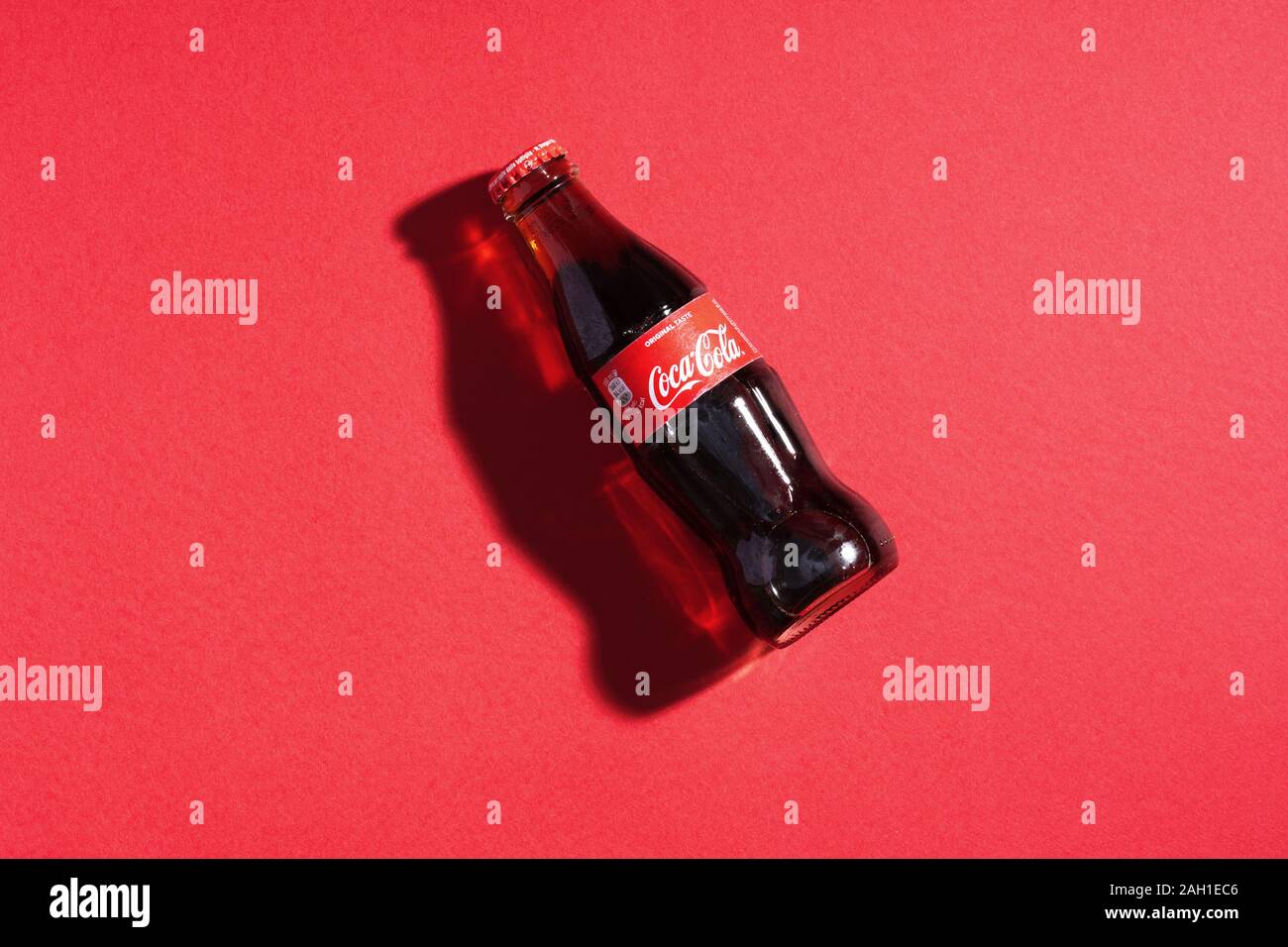 Coca cola en bouteille en verre rouge sur fond de papier. Italie, Milan - 15 novembre 2019 Banque D'Images