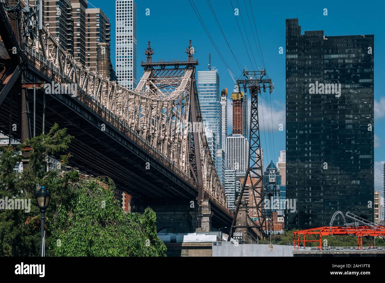New York City - USA - 15 mai 2019 : Queensboro Bridge et tramway de Manhattan Midtown sur Roosevelt Island Banque D'Images