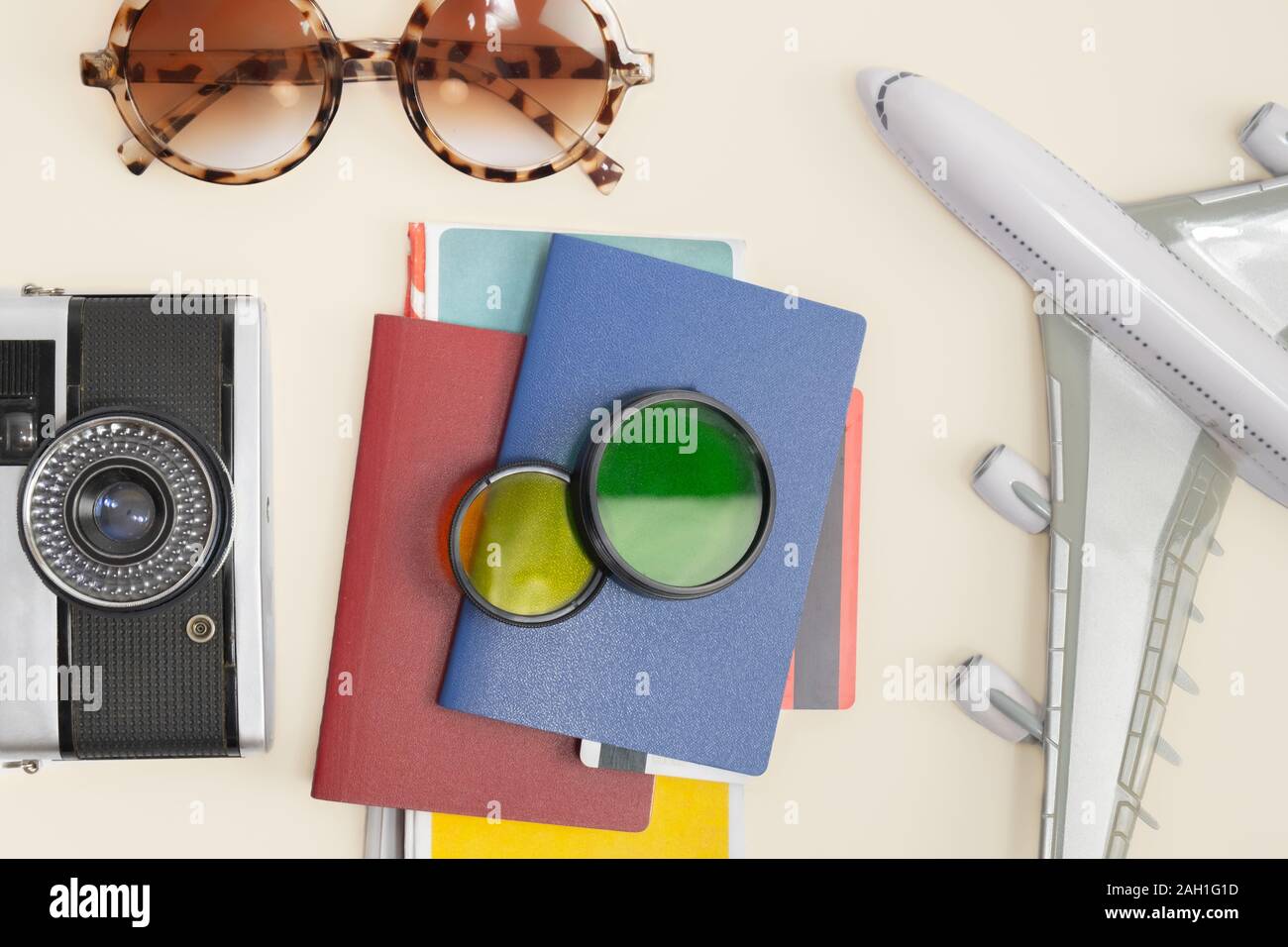 Partir en vacances en avion, onjects symbolique tourné à partir de ci-dessus. Voyager, découvrir de nouveaux pays, les vols internationaux haveing concept. Banque D'Images