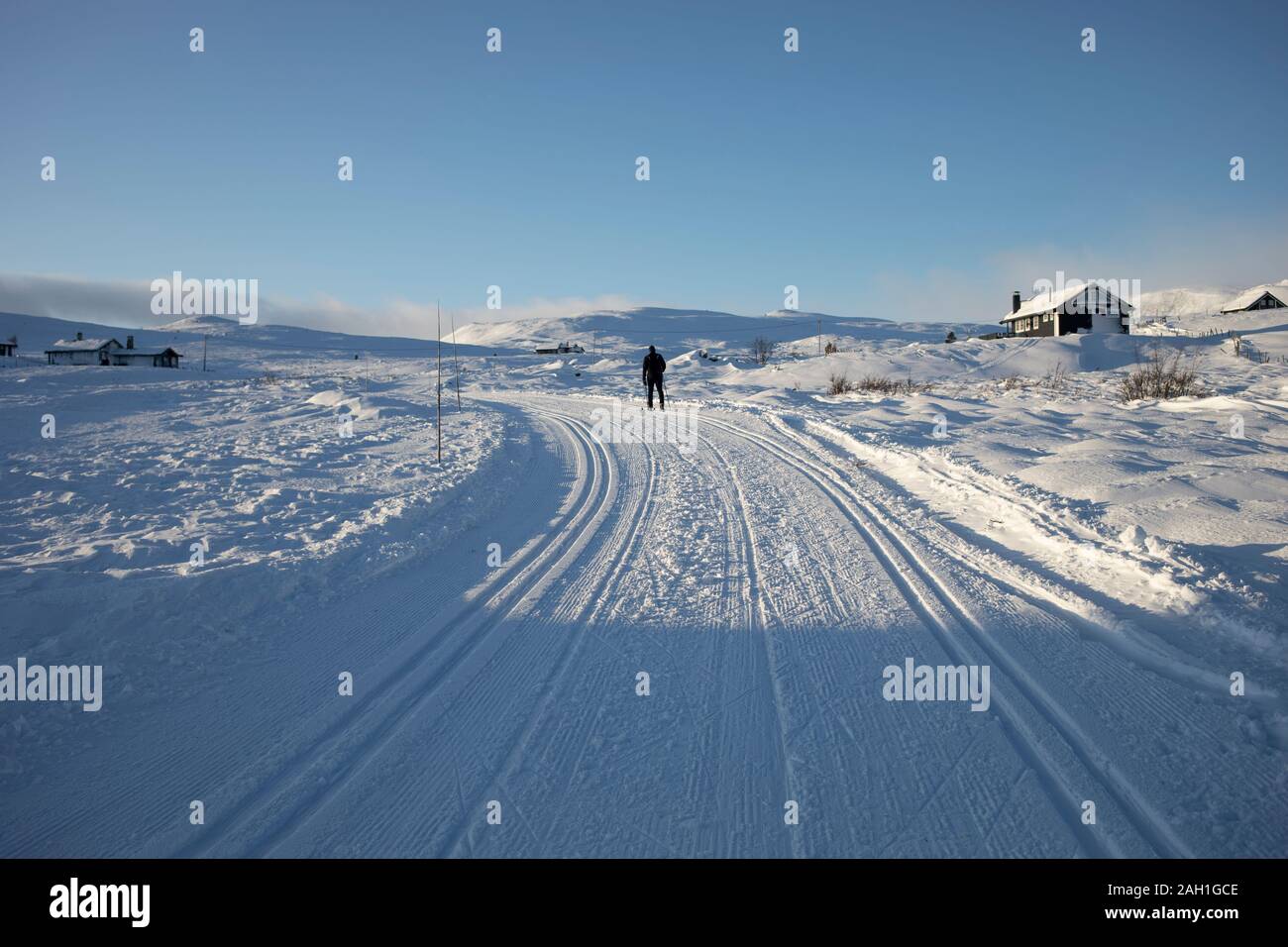 Ski neige hiver homme ensoleillé Banque D'Images