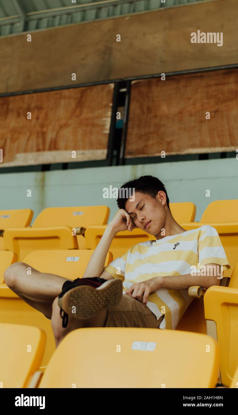 Homme de Singapour dans les stands de couchage Banque D'Images