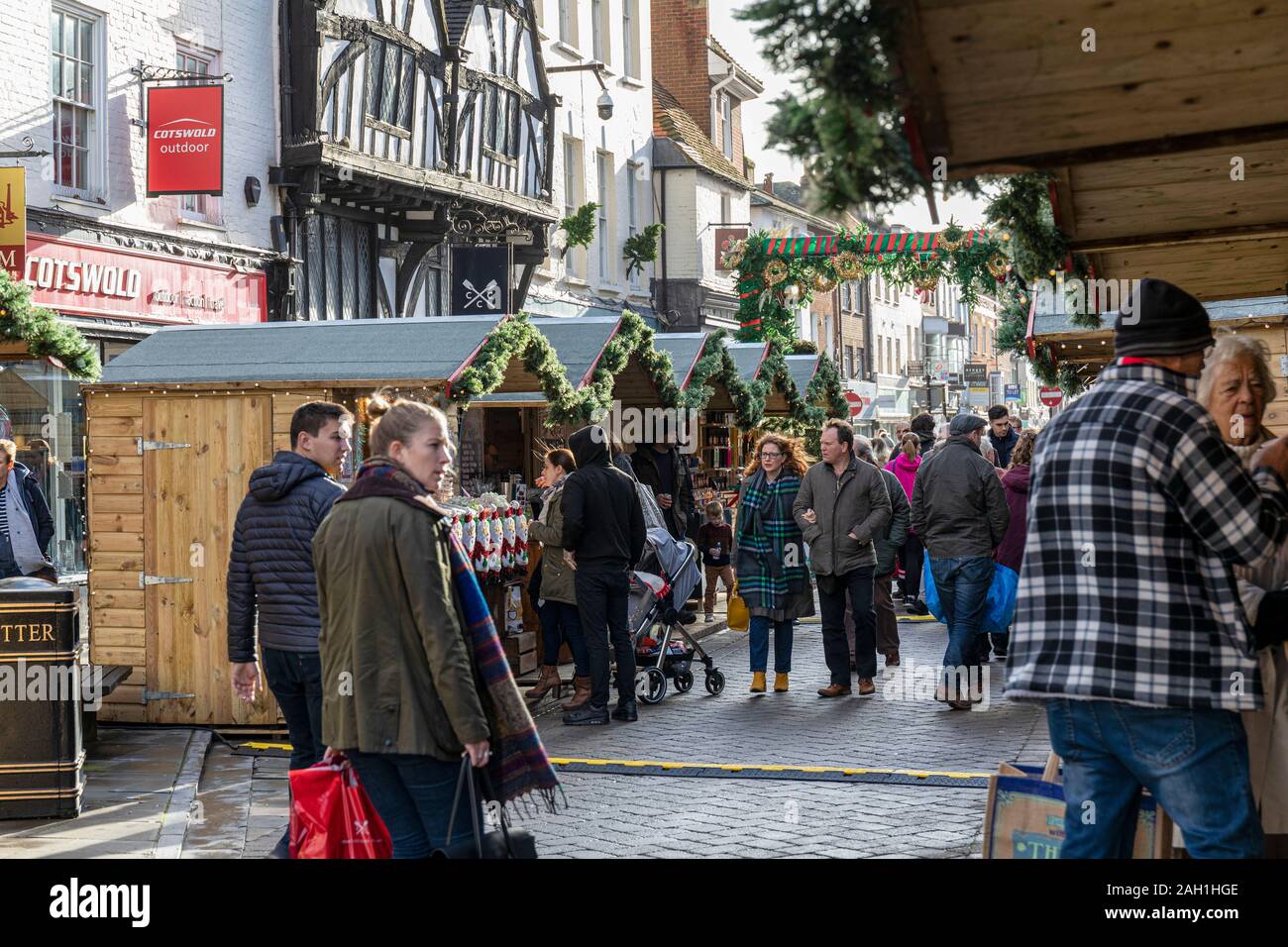Les clients de Noël de dernière minute apprécient l'atmosphère du marché de Noël de Salisbury, Salisbury, Wiltshire. Noël 2019, Angleterre, Royaume-Uni Banque D'Images