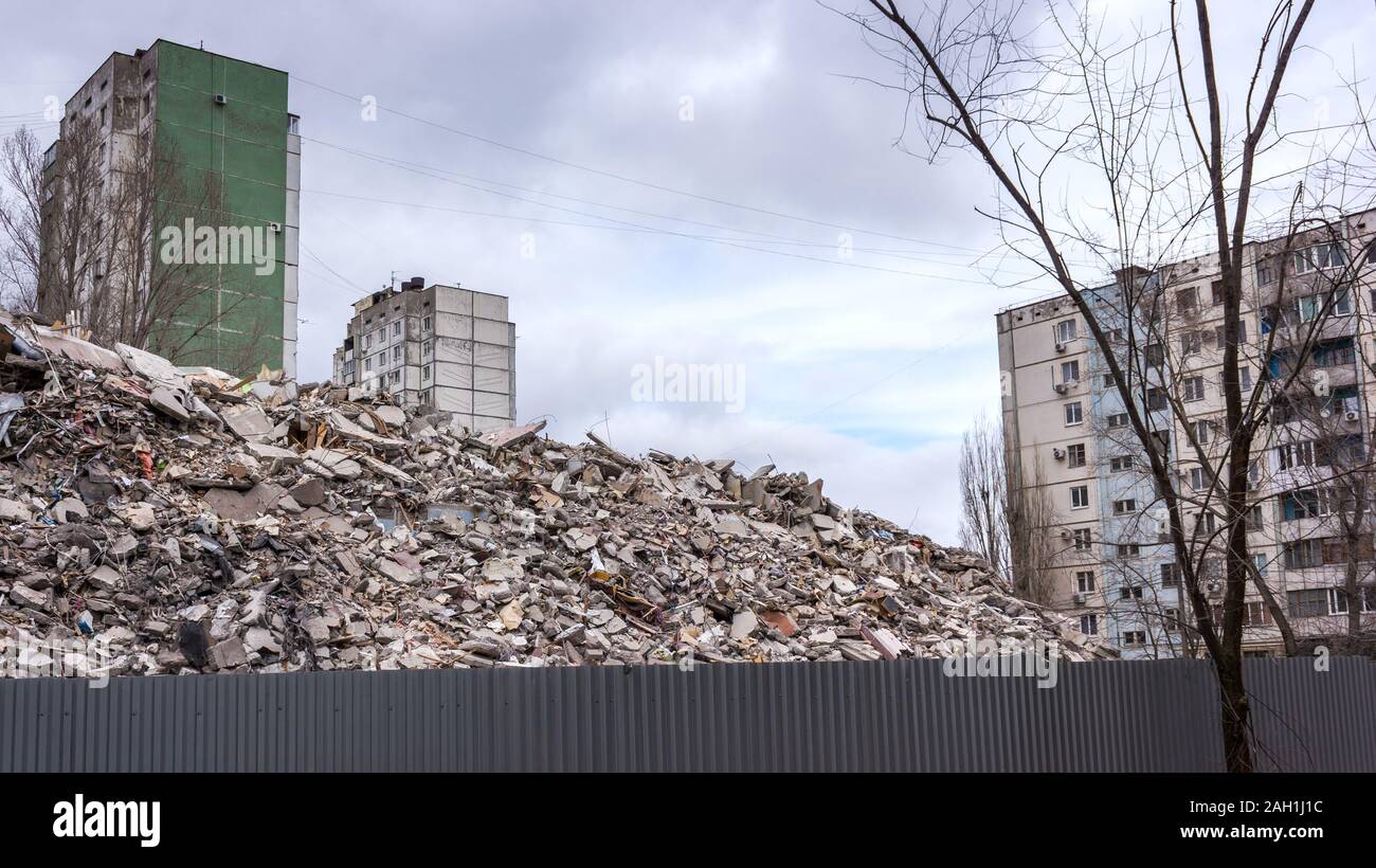 Démolition de bâtiments en milieu urbain. Maison en ruines. Banque D'Images