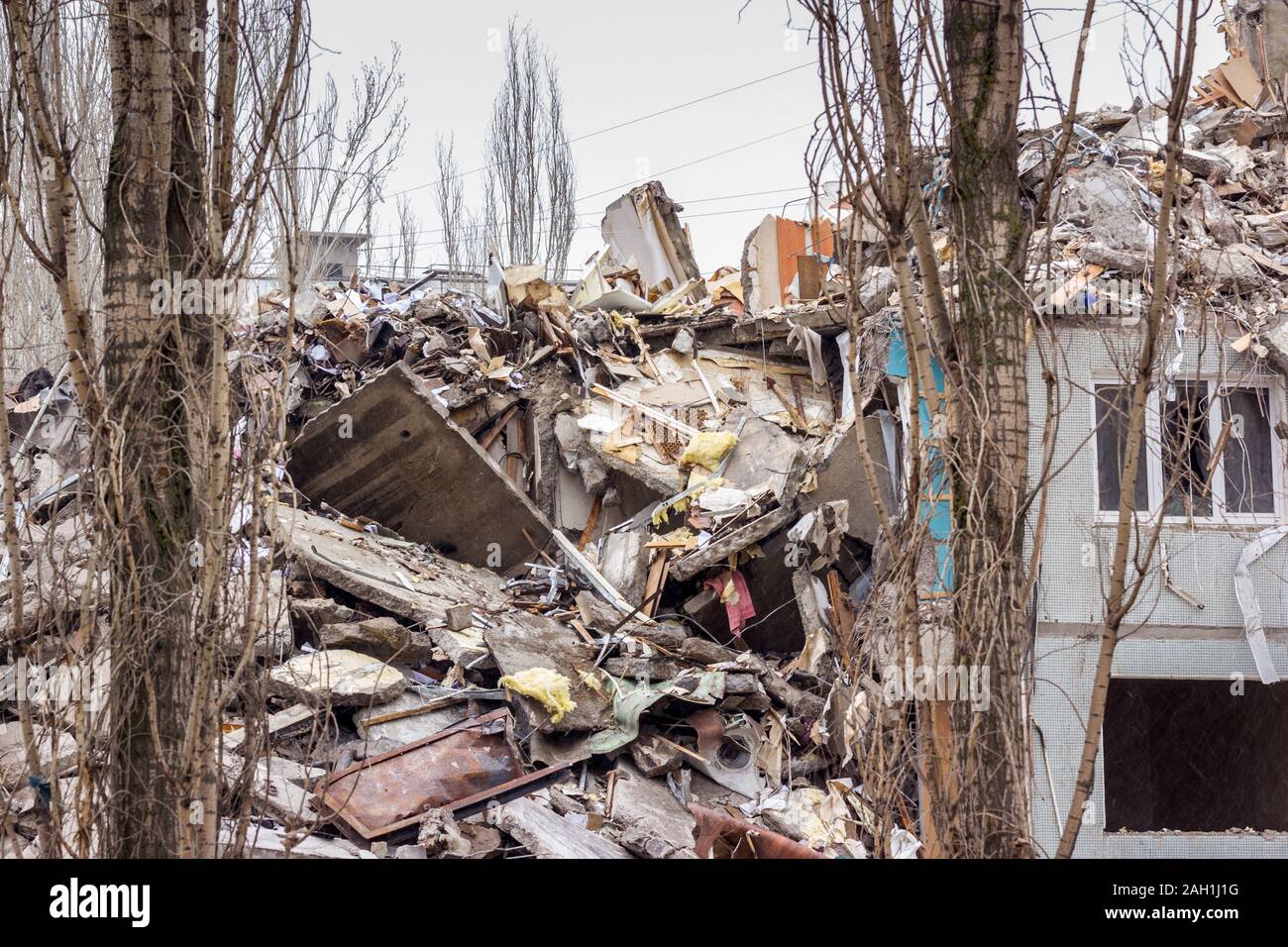 Démolition de bâtiments en milieu urbain. Maison en ruines. Banque D'Images
