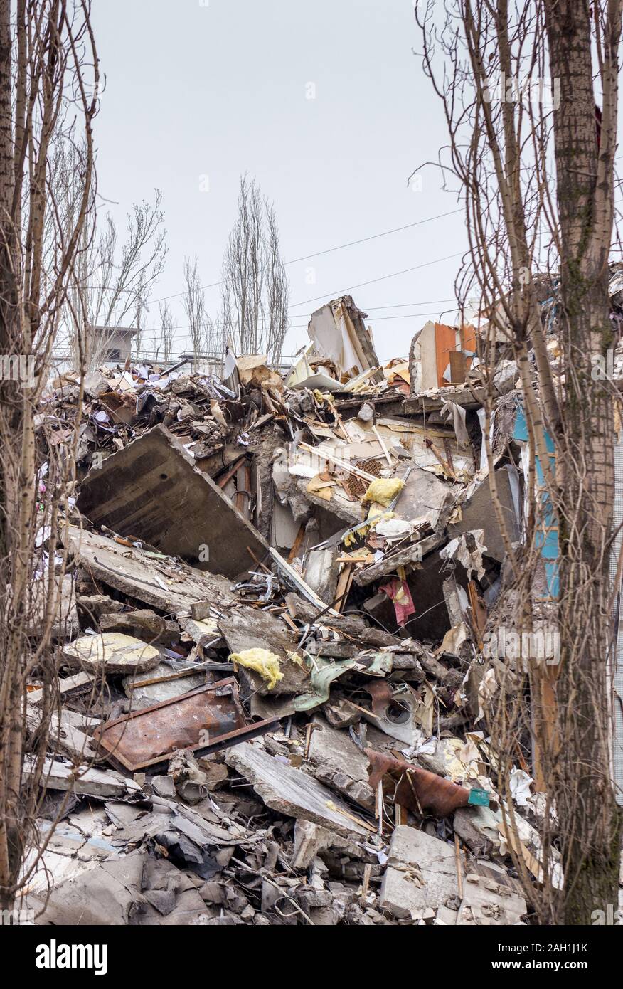 Démolition de bâtiments en milieu urbain. Maison en ruines. Banque D'Images