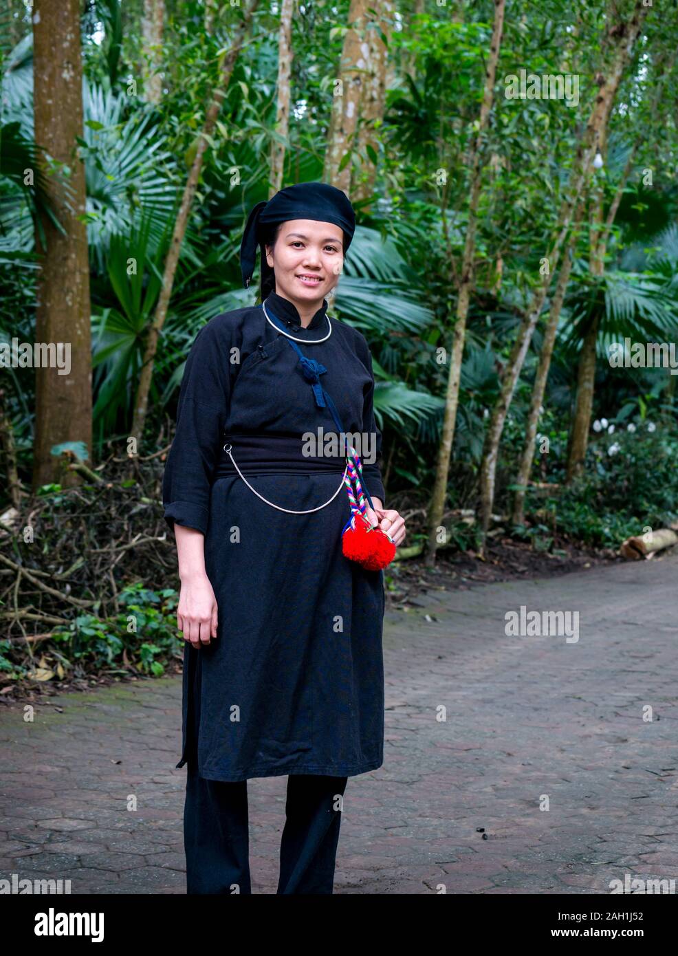 Jeune femme en costume traditionnel, thaïlandais Hai village ethnique Thai Nguyen, province du nord du Vietnam, Asie Banque D'Images