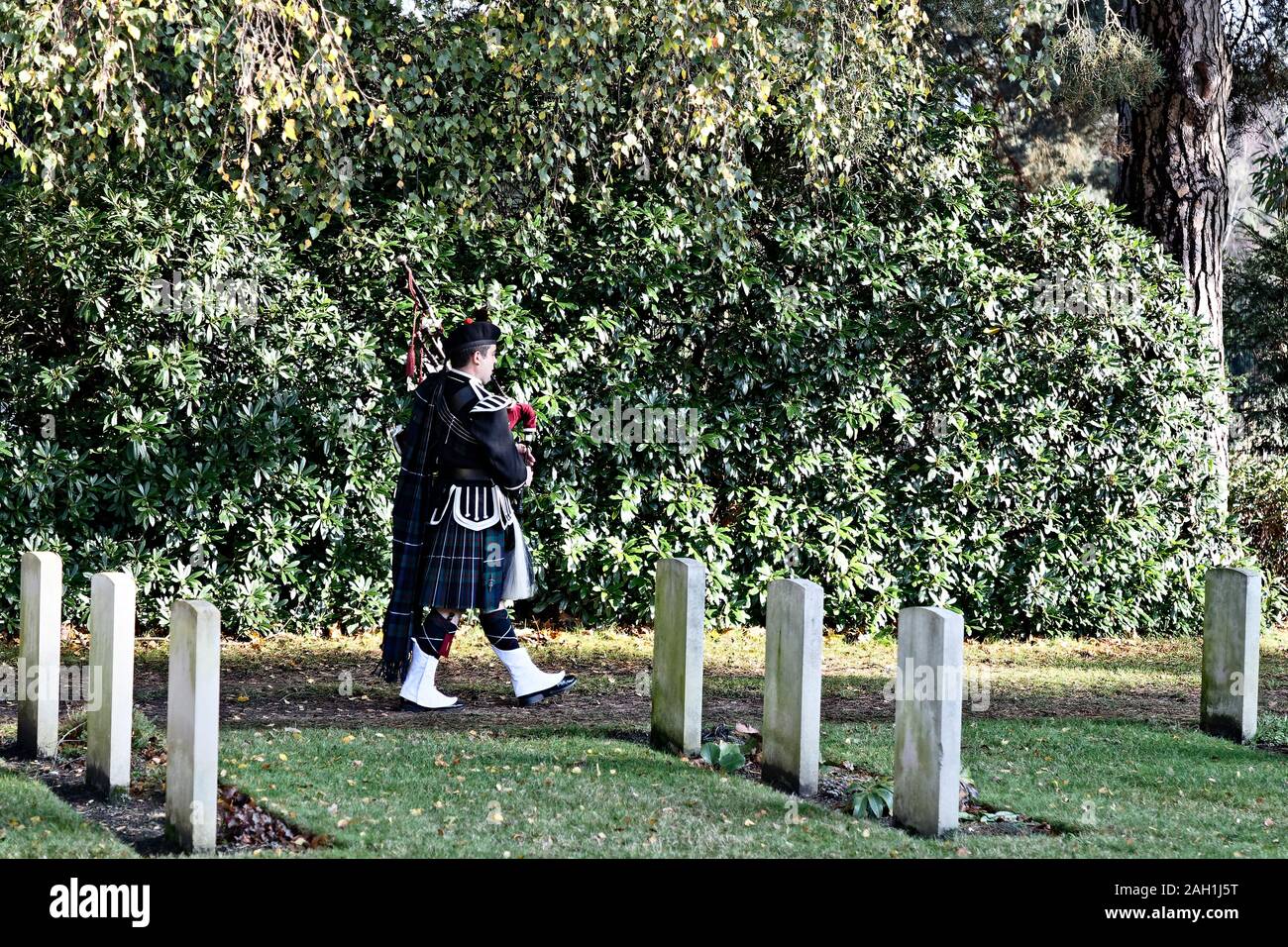 Une Pipe Major & Lone Piper retentit la fin de la parade au souvenir du dimanche 2019 au cimetière militaire de Brookwood Banque D'Images
