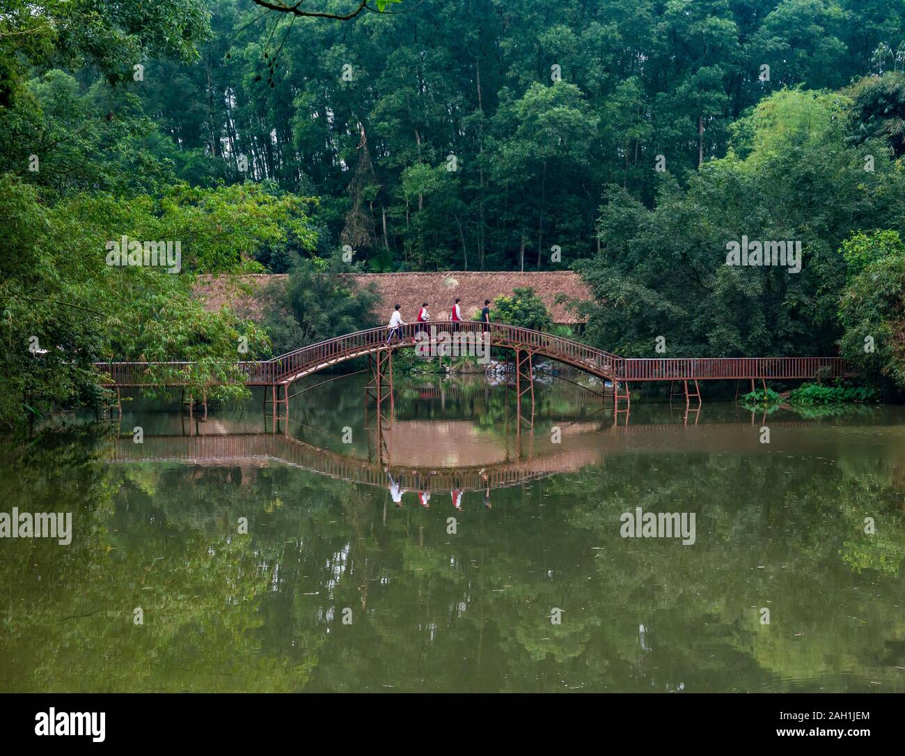Les gens qui marchent sur pont en bois sur le lac, Hai Thai village sur pilotis ethnique Mode de vie traditionnel, province de Thai Nguyen, Nord du Vietnam, Asie Banque D'Images