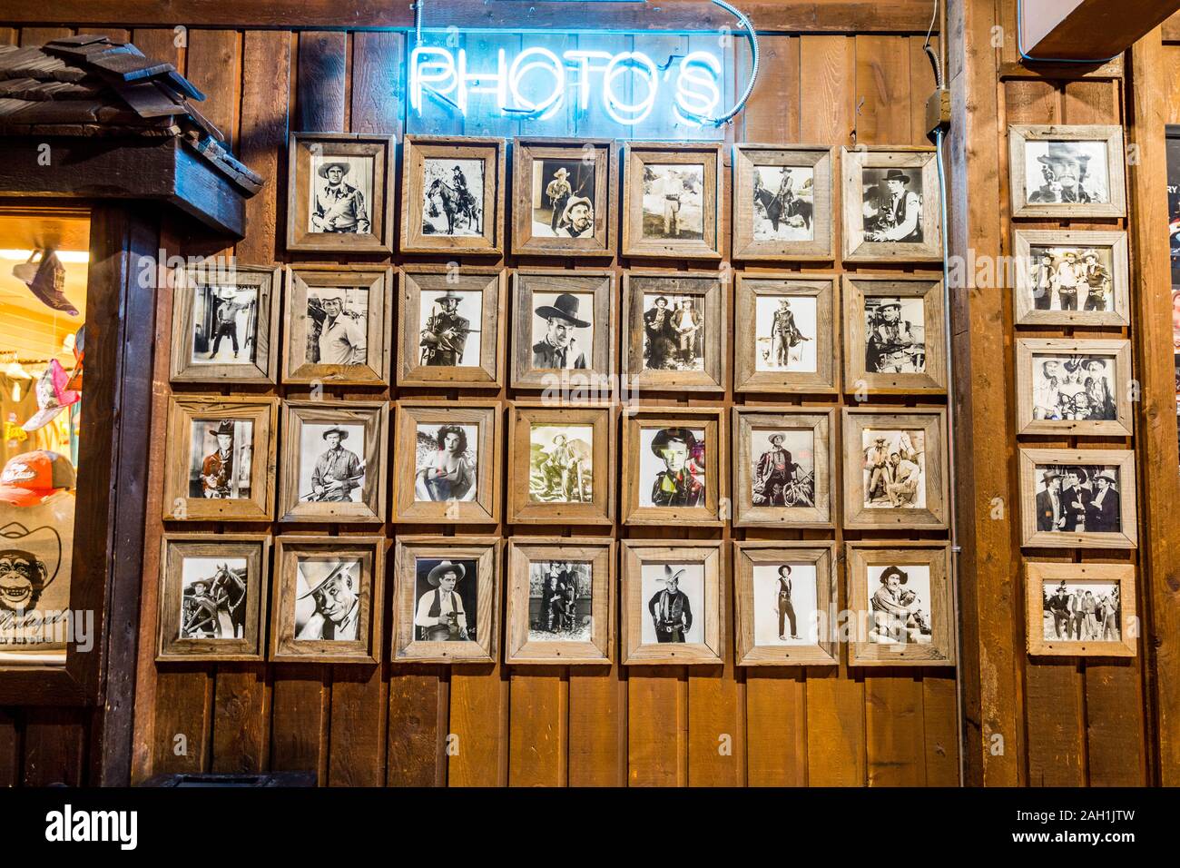 Les intérieurs de restaurants et bars avec un tas de photos de célébrités à la Fort Worth Stockyards, un quartier historique qui est située à Fort Wor Banque D'Images
