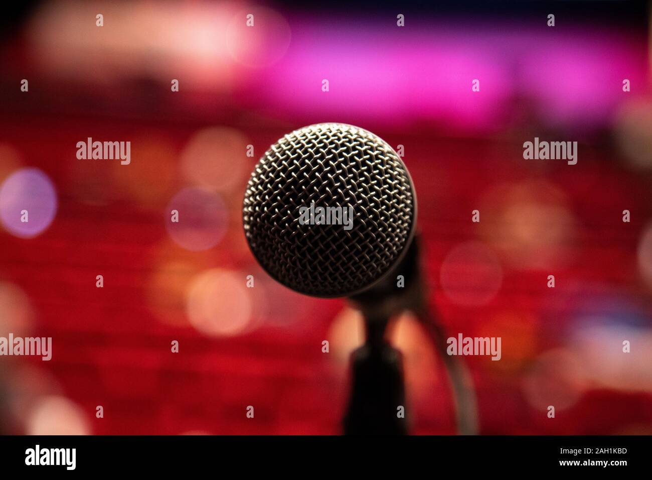 Microphone close-up dans une conférence auditorium, positionnée pour délégués à prendre la parole dans un grand auditorium. Banque D'Images