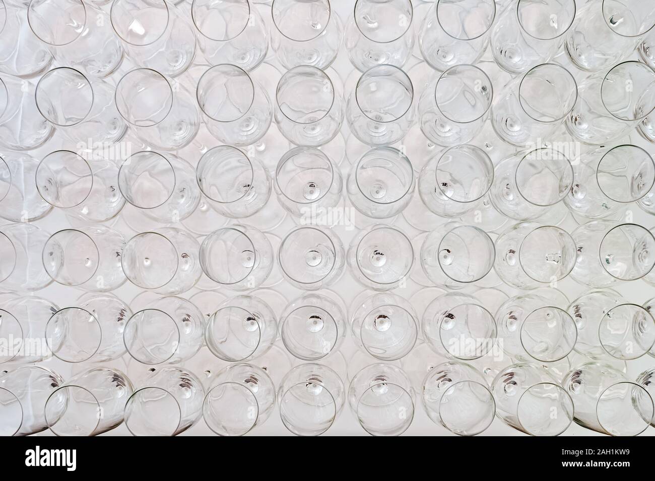 Beaucoup de verres de vin mousseux debout sur la table avant de partie, vue du dessus Banque D'Images
