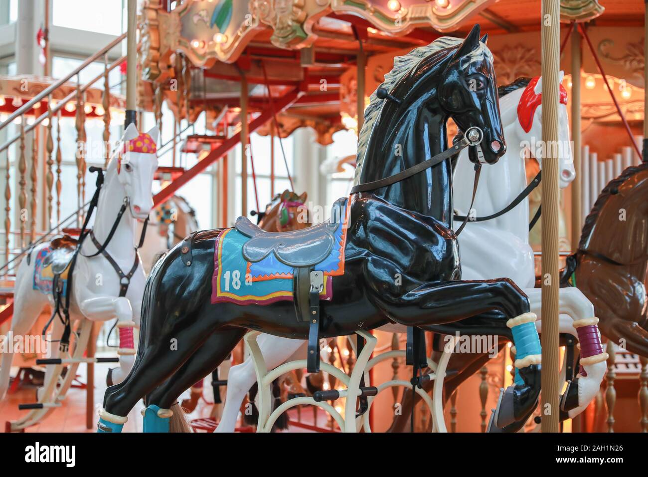 Un carrousel vintage de luxe dans un parc de vacances. Merry-go-round avec les chevaux. Banque D'Images