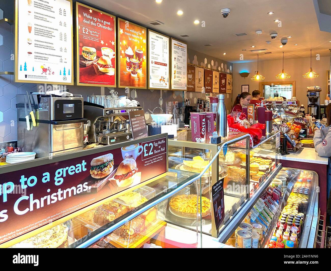 Le Costa Coffee, compteur d'intérieur deux rivières Centre Commercial, Staines-upon-Thames, Surrey, Angleterre, Royaume-Uni Banque D'Images