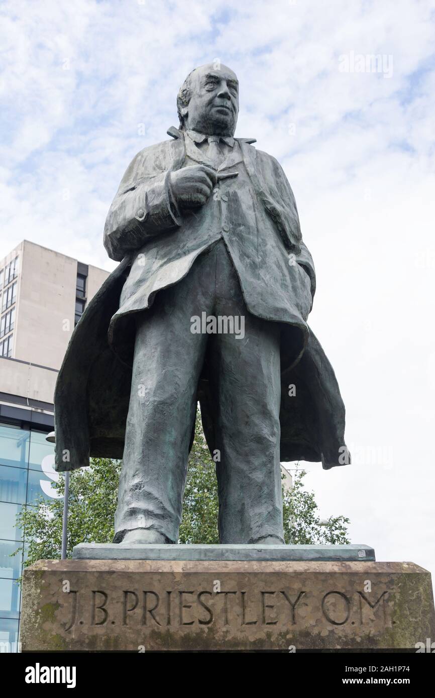 J.b. Priestley ( romancière anglaise & dramaturge ) statue, Centenary Square, Bradford, Ville de Bradford, West Yorkshire, England, United Kingdom Banque D'Images