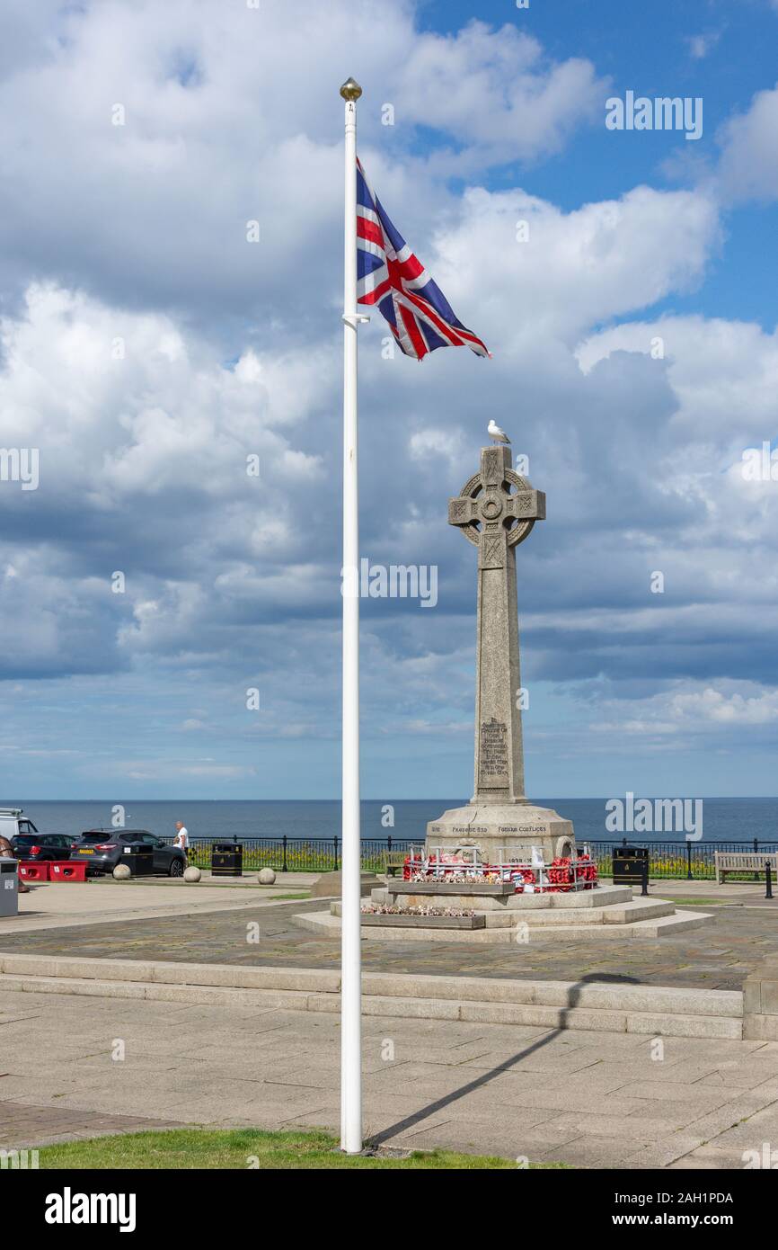 Union Jack flag et War Memorial sur la promenade, Seaham, County Durham, England, United Kingdom Banque D'Images