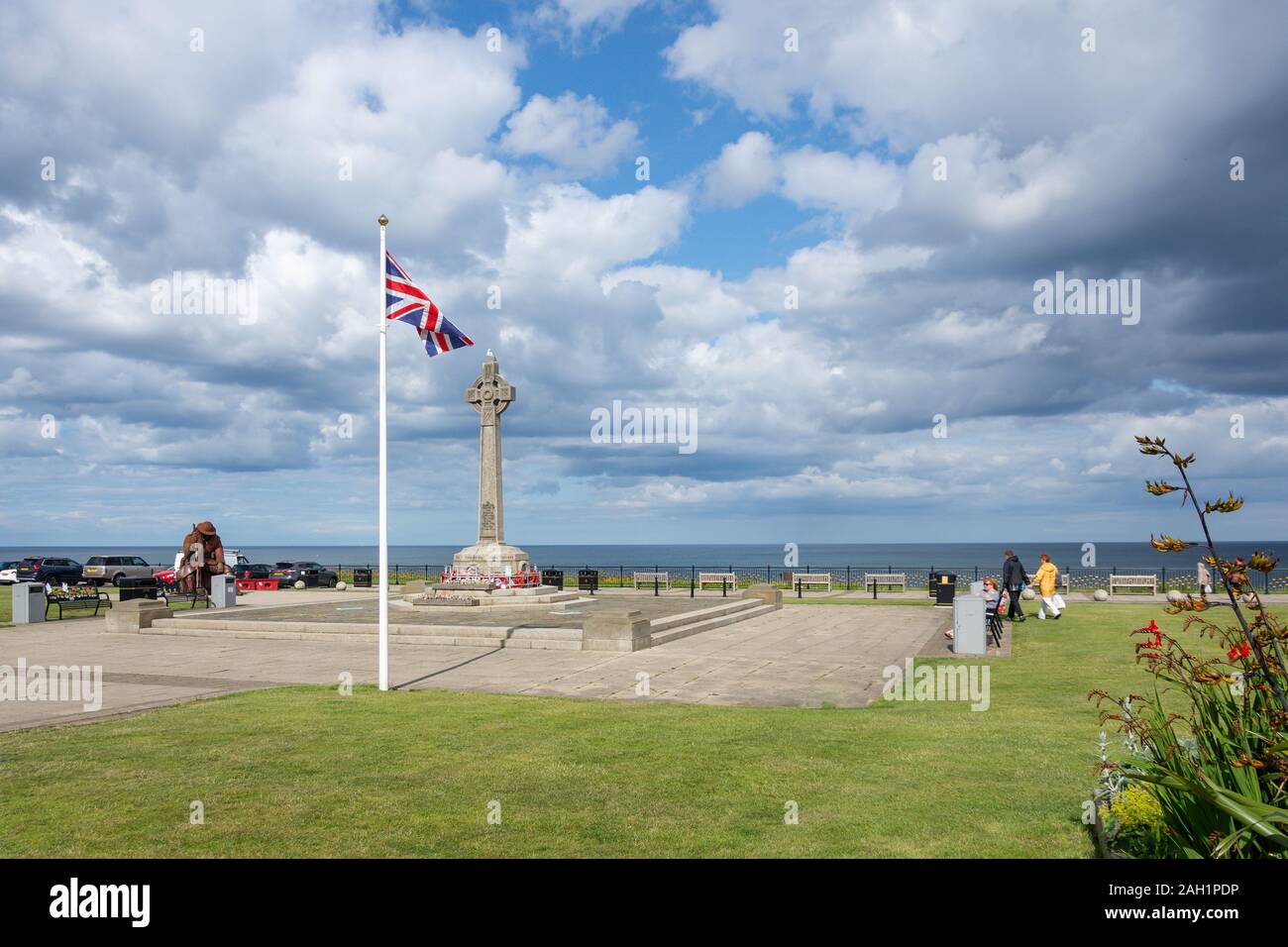 Union Jack flag et War Memorial sur la promenade, Seaham, County Durham, England, United Kingdom Banque D'Images