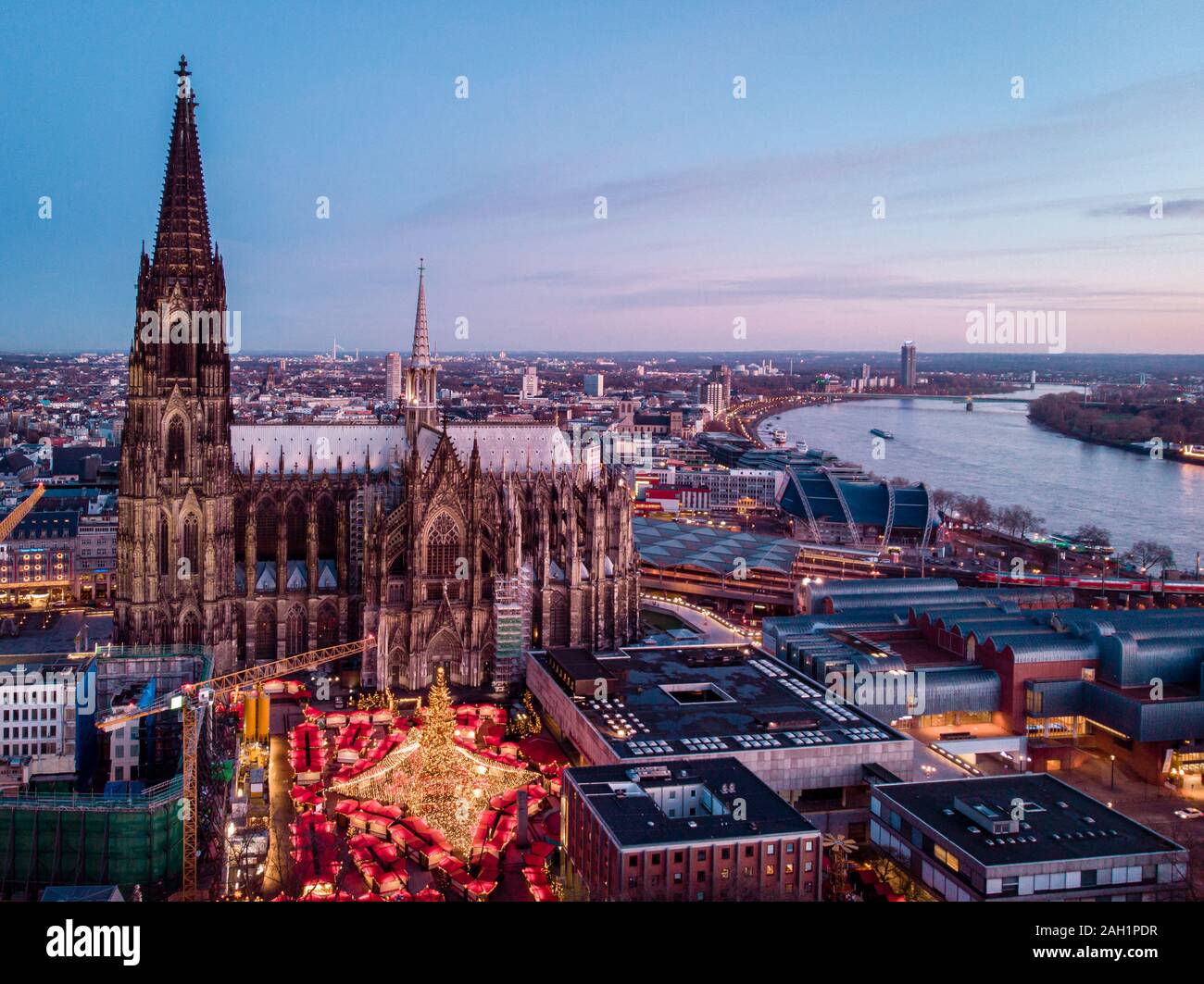 Allemagne Cologne Marché de Noël, drone aérien vue sur rhin Cologne Allemagne Banque D'Images