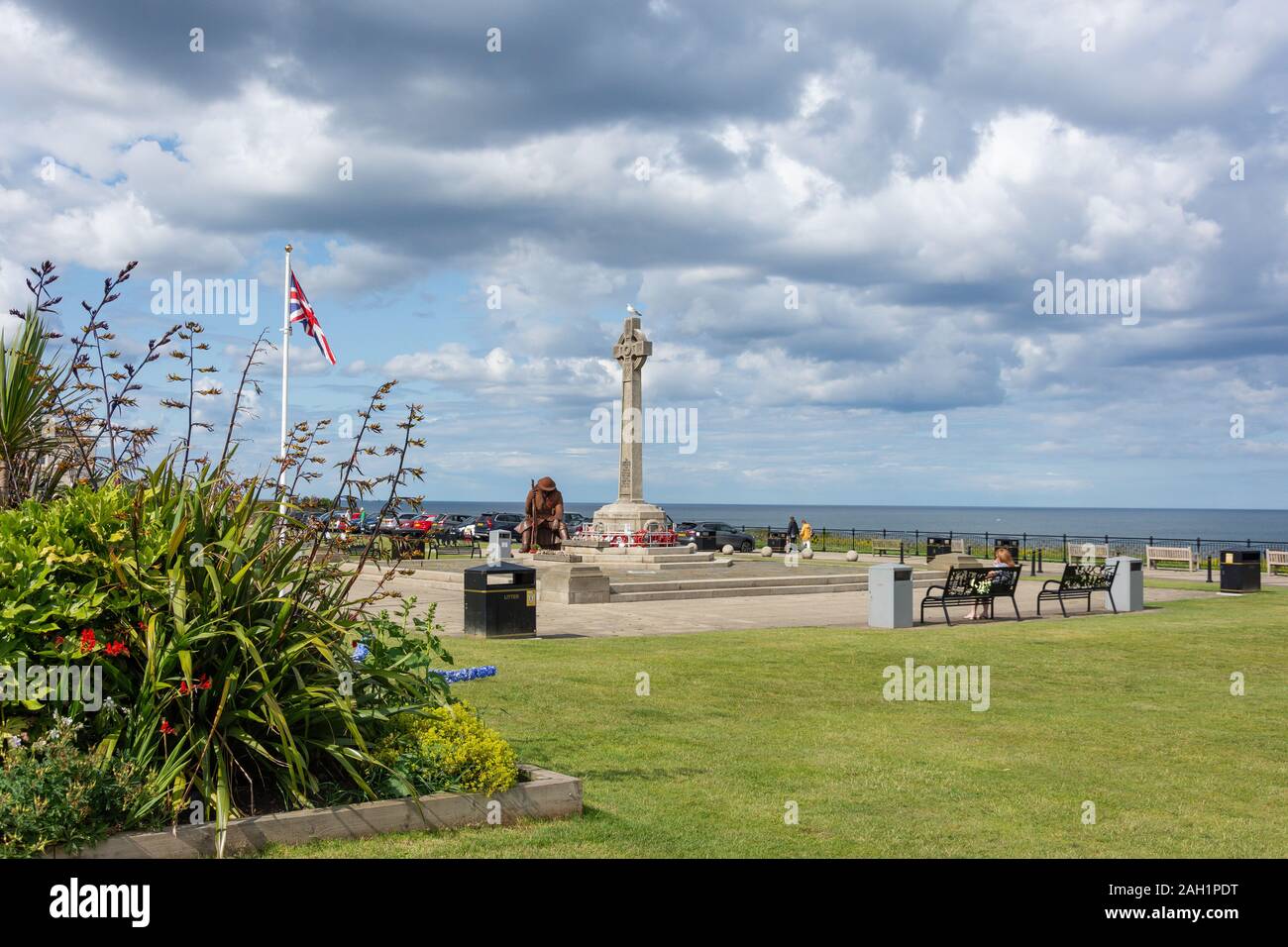 Union Jack Flag, Tommy et War Memorial statue sur la promenade, Seaham, County Durham, England, United Kingdom Banque D'Images