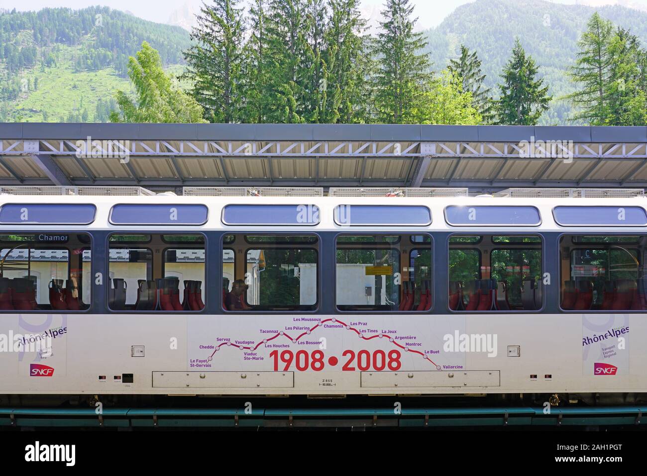 CHAMONIX, France - 26 JUIN 2019- Vue d'un train TER SNCF rouge à la gare de la gare de Chamonix Mont-Blanc en été en France près de la Suisse un Banque D'Images