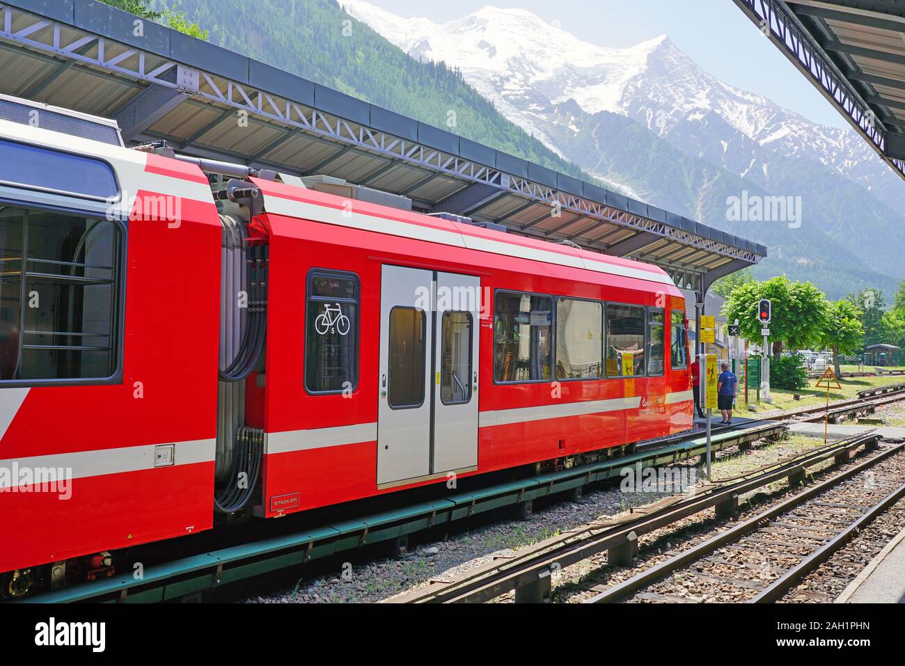 CHAMONIX, France - 26 JUIN 2019- Vue d'un train TER SNCF rouge à la gare de la gare de Chamonix Mont-Blanc en été en France près de la Suisse un Banque D'Images