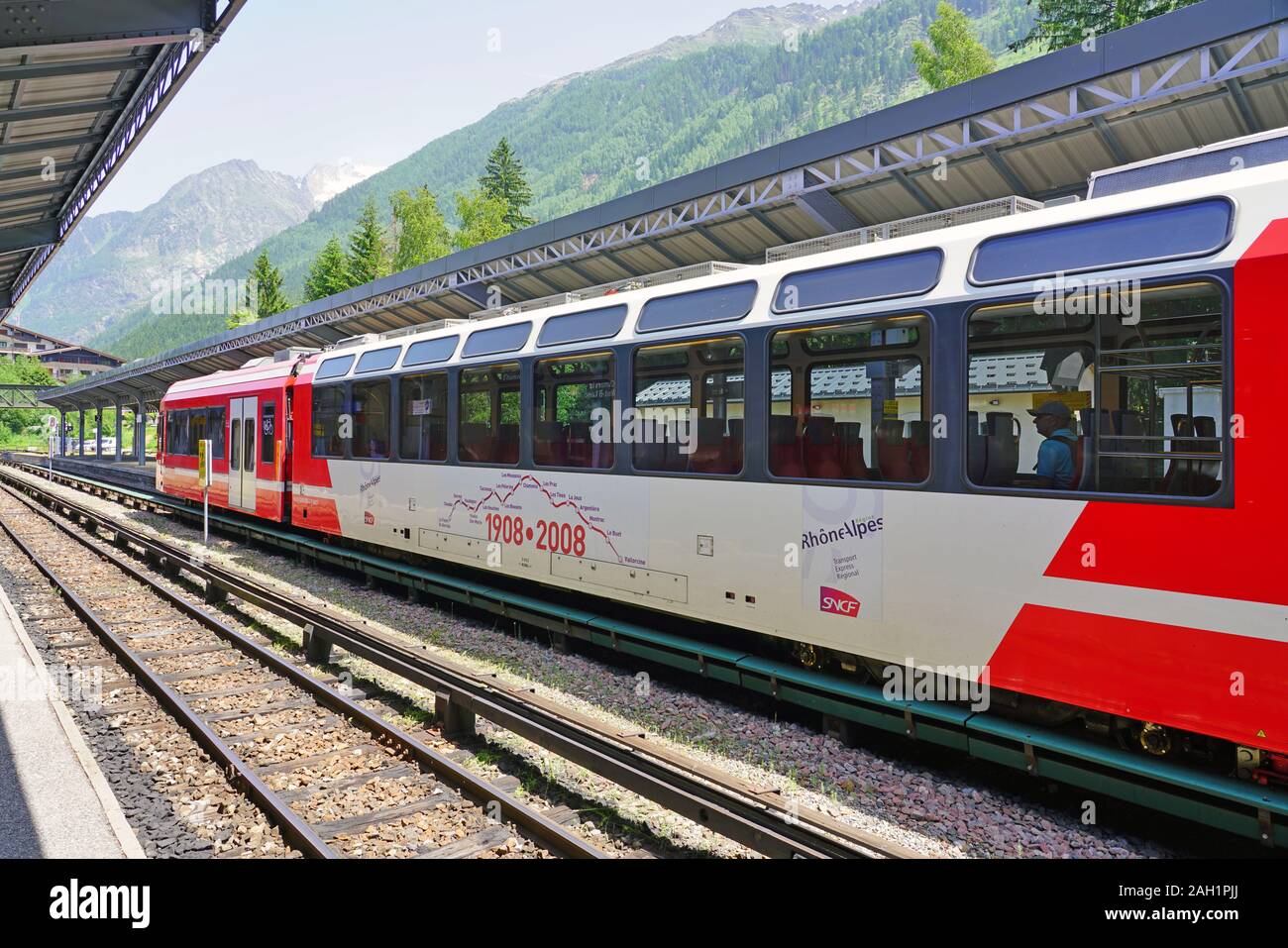 CHAMONIX, France - 26 JUIN 2019- Vue d'un train TER SNCF rouge à la gare de la gare de Chamonix Mont-Blanc en été en France près de la Suisse un Banque D'Images