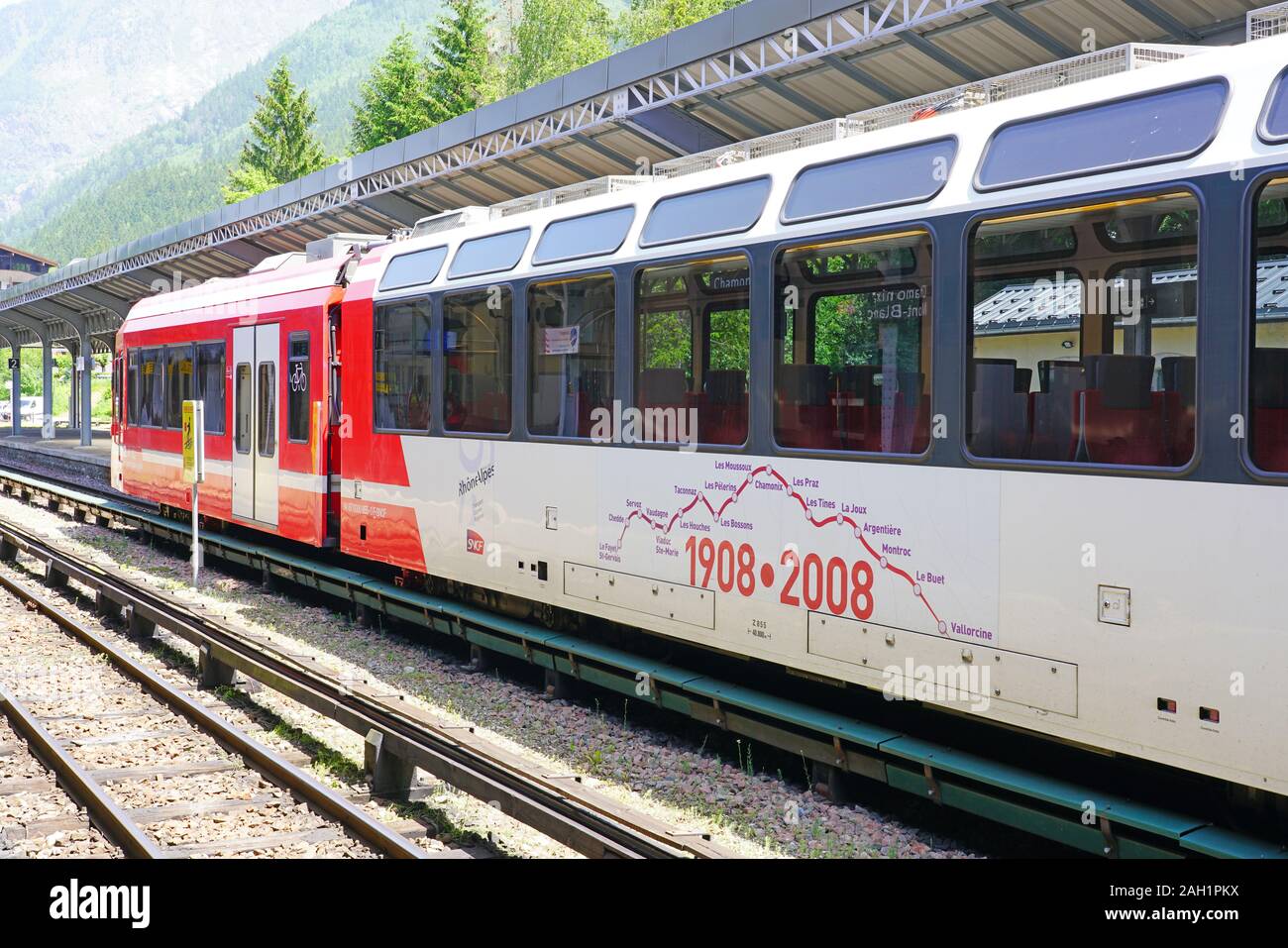 CHAMONIX, France - 26 JUIN 2019- Vue d'un train TER SNCF rouge à la gare de la gare de Chamonix Mont-Blanc en été en France près de la Suisse un Banque D'Images