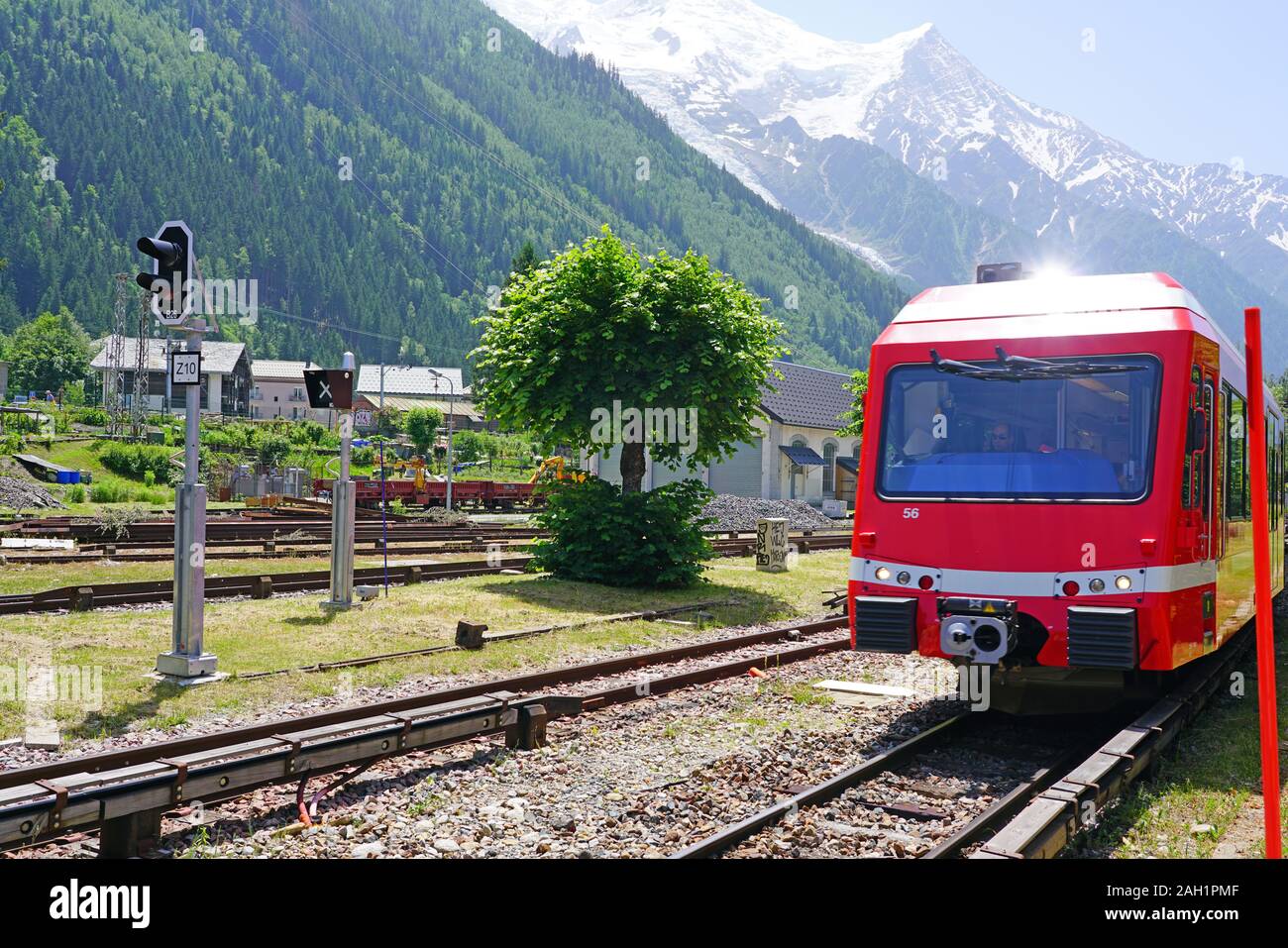 CHAMONIX, France - 26 JUIN 2019- Vue d'un train TER SNCF rouge à la gare de la gare de Chamonix Mont-Blanc en été en France près de la Suisse un Banque D'Images