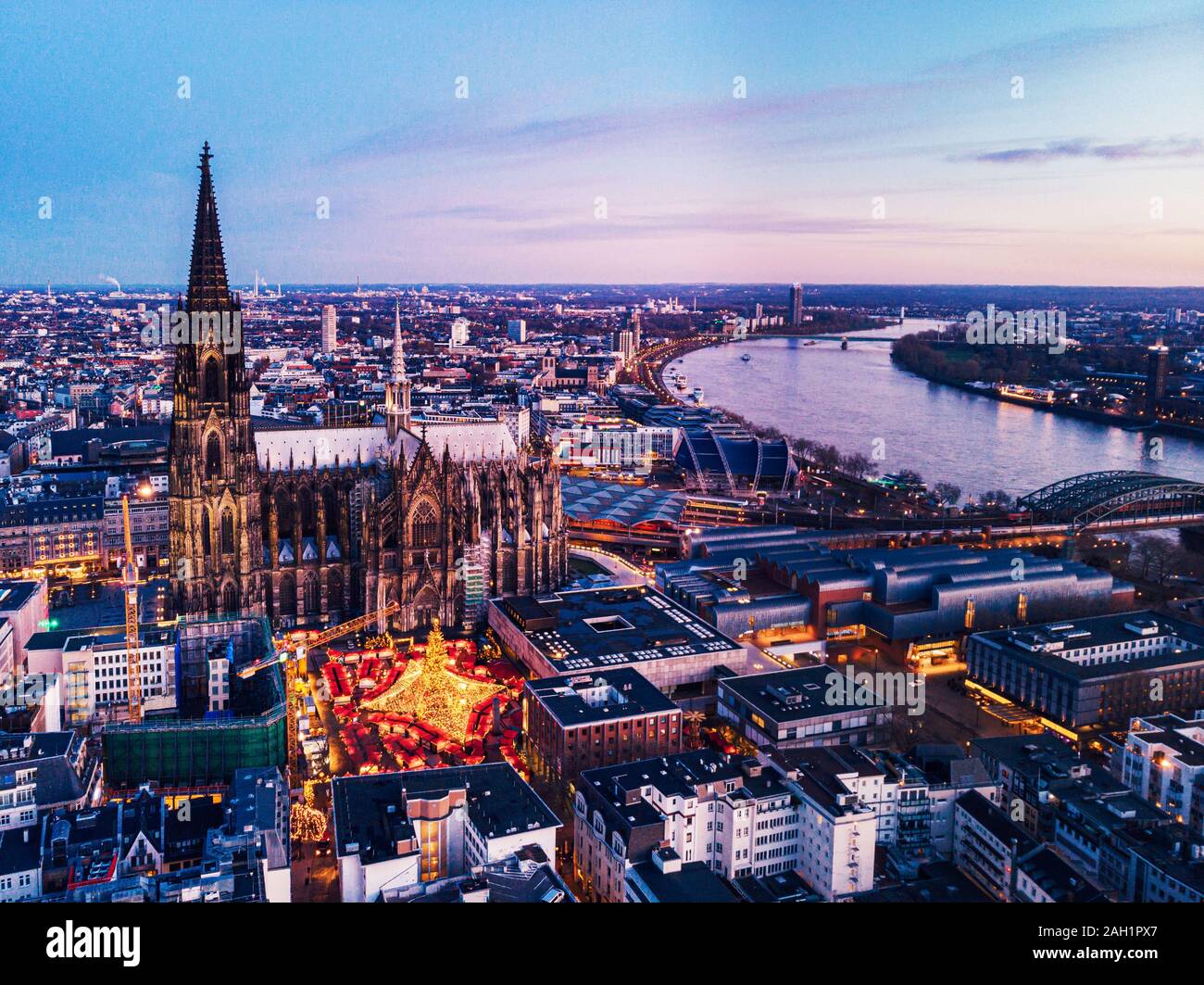 Allemagne Cologne Marché de Noël, drone aérien vue sur rhin Cologne Allemagne Banque D'Images