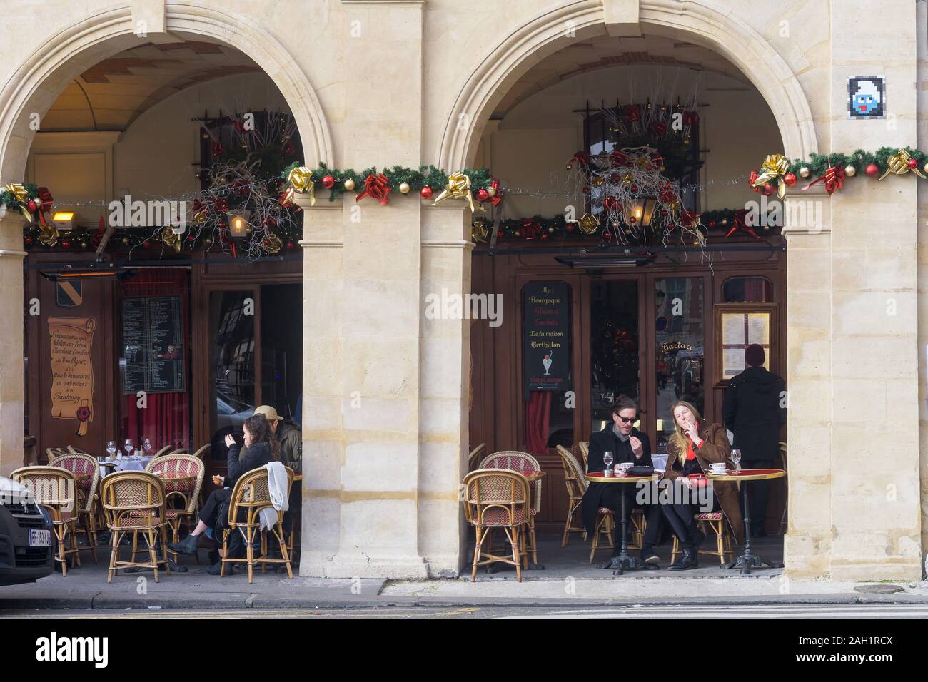 Restaurant Paris - Les gens assis à ma Bourgogne restaurant sous les arcades de la Place des Vosges à Paris, France, Europe. Banque D'Images